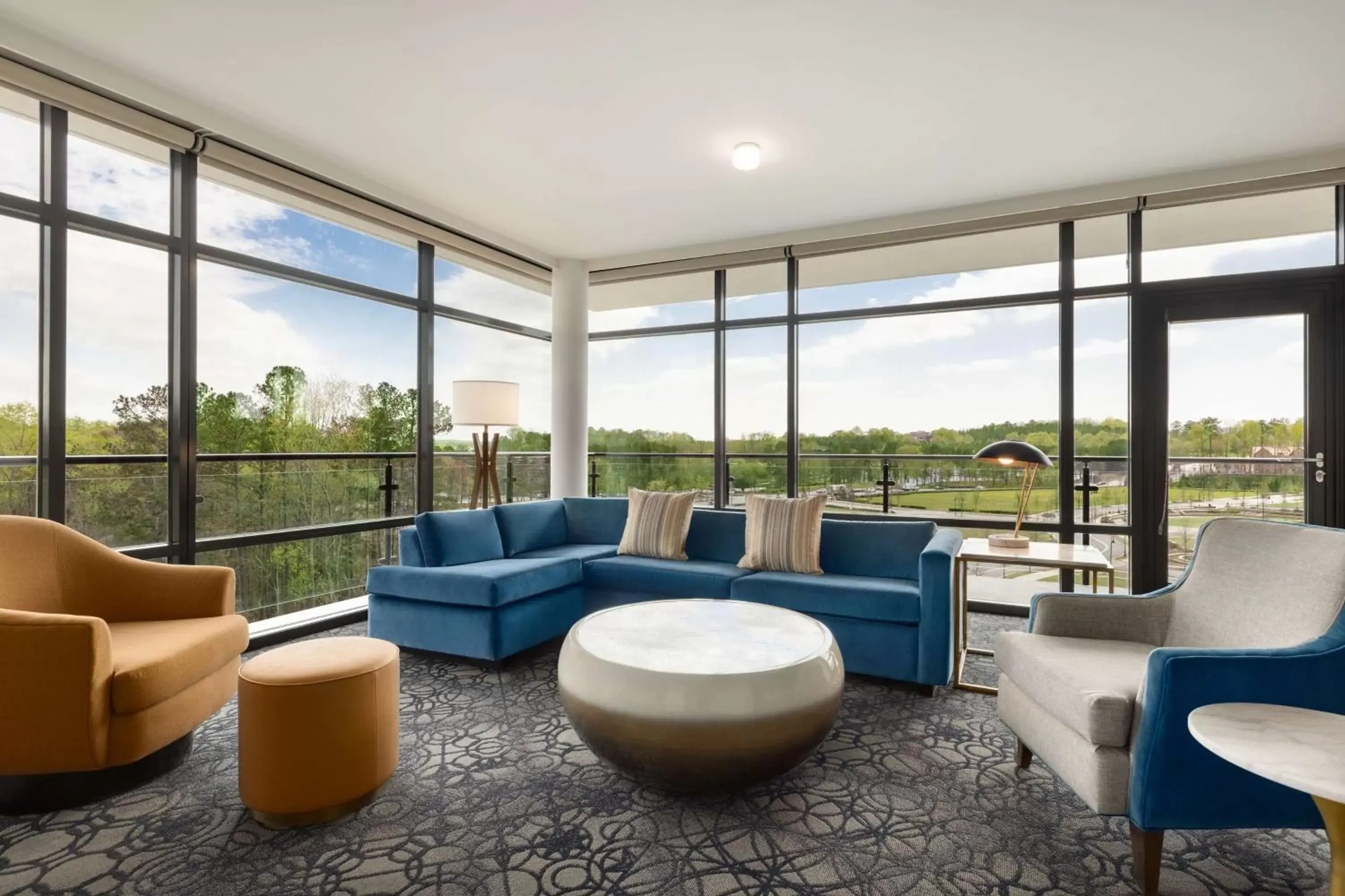 Living room in Hilton Alpharetta Atlanta Living room in Hilton Alpharetta Atlanta