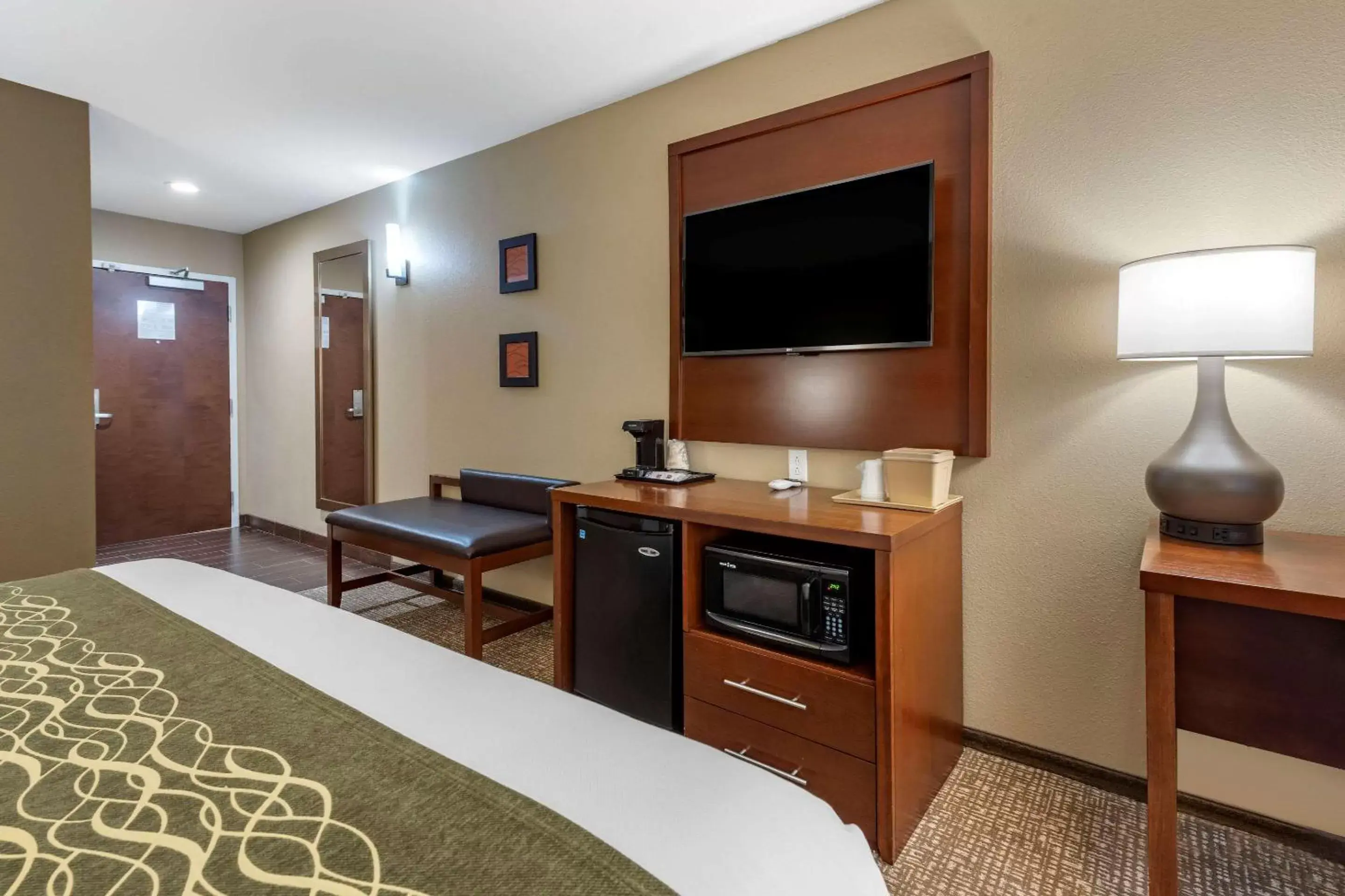 Photo of the whole room, TV/Entertainment Center in Comfort Inn & Suites Pittsburgh