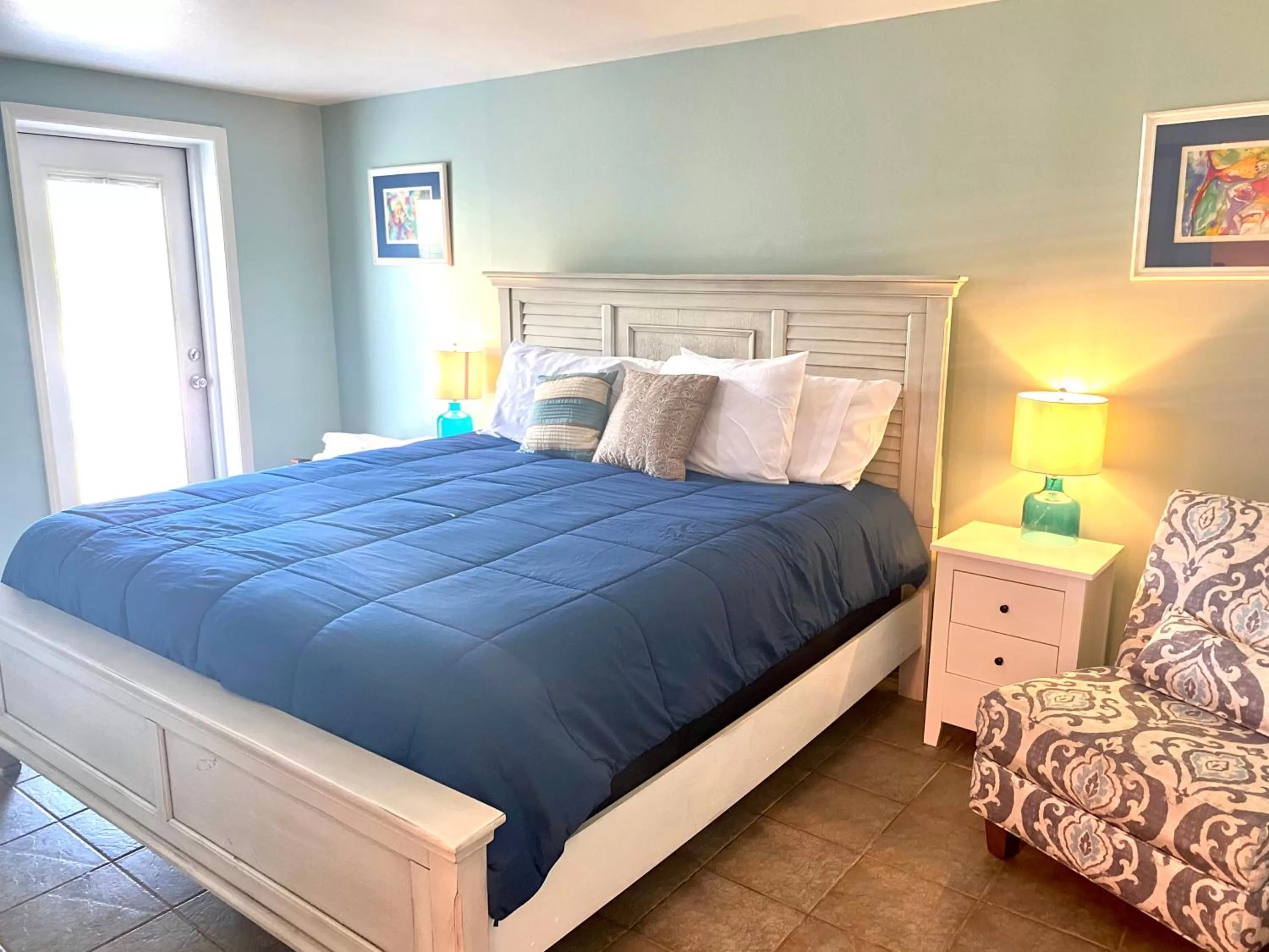 Bed in The Surf Beach Motel