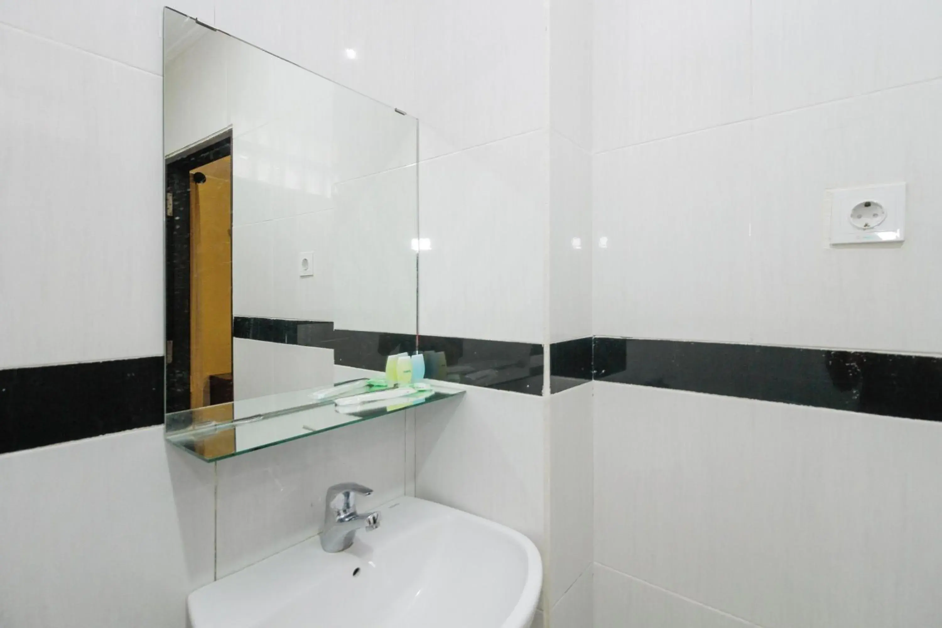 Bathroom in RedDoorz near Taman Samarendah