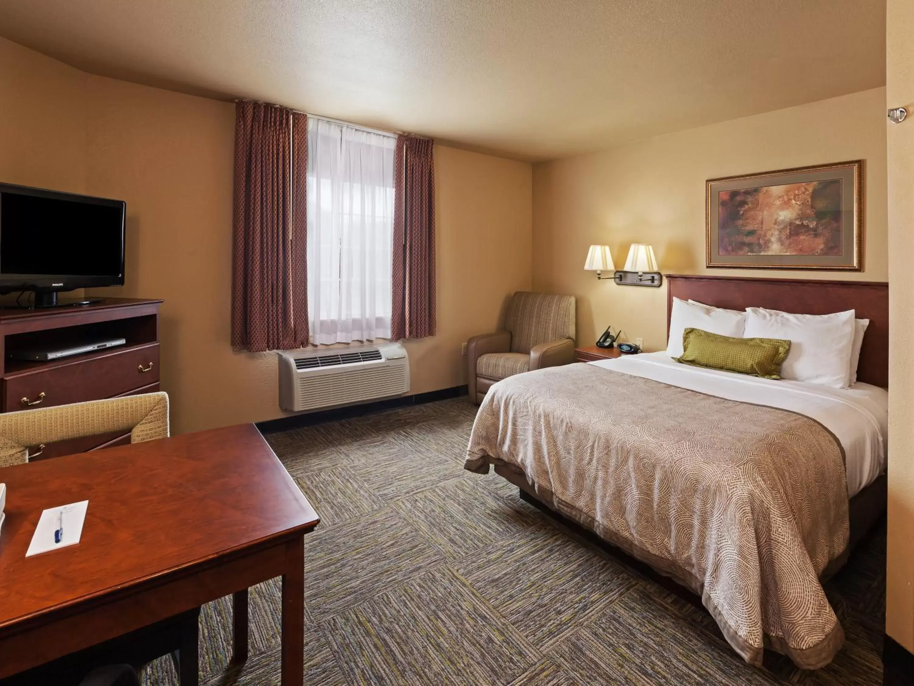 Photo of the whole room, Bed in Candlewood Suites St. Robert, an IHG Hotel