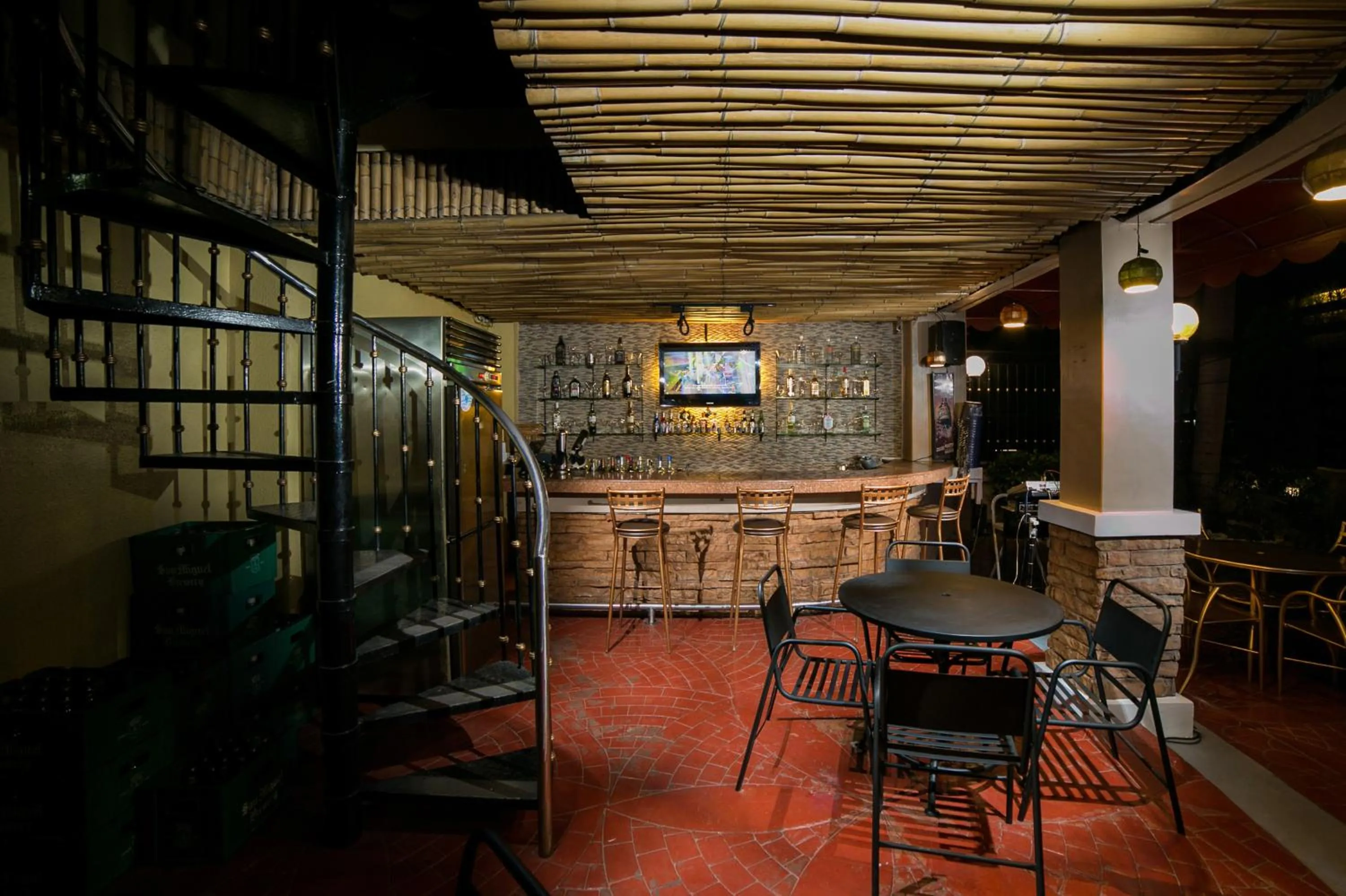 Restaurant/places to eat in 950 Condotel