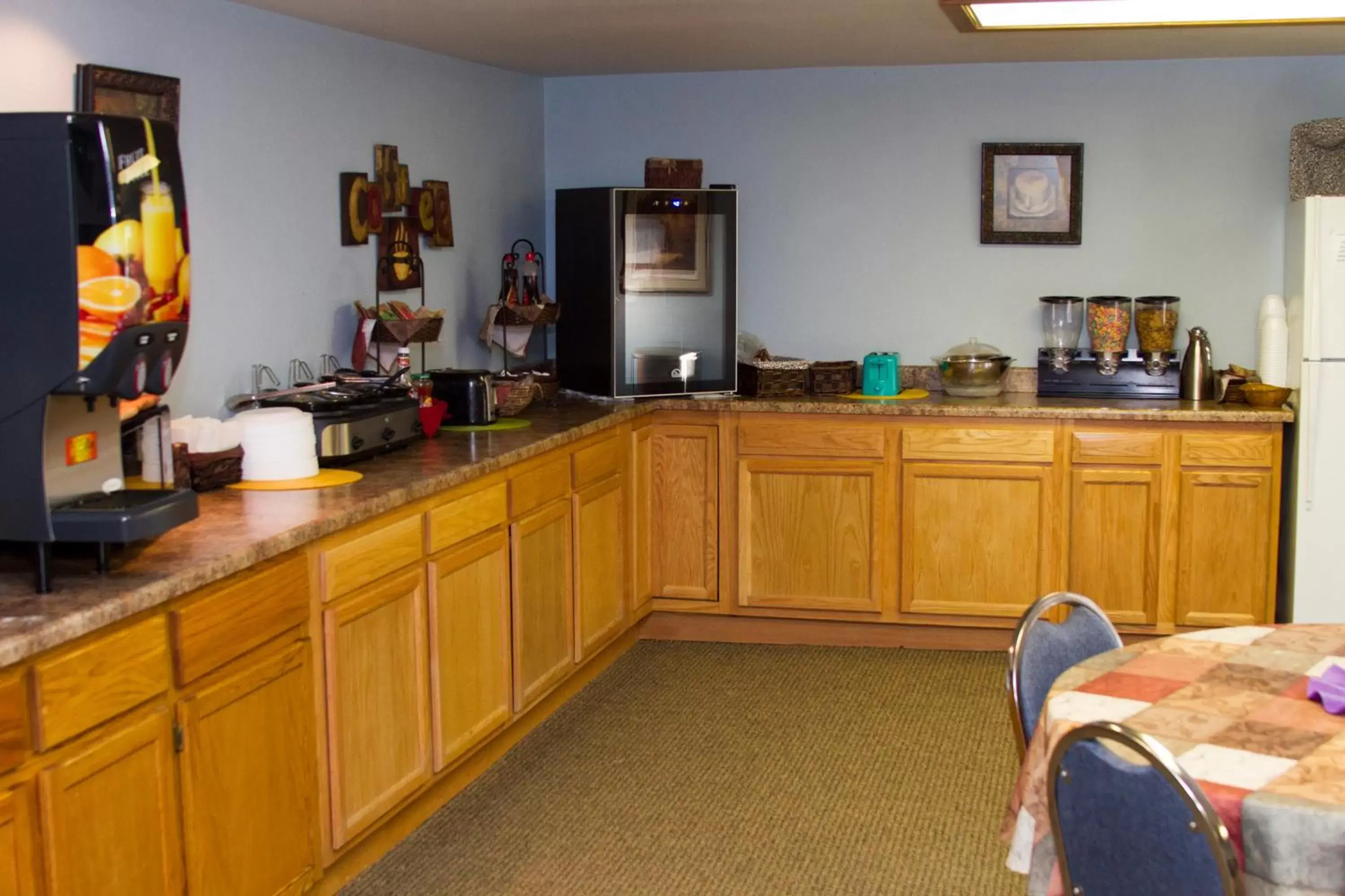 Buffet breakfast, Restaurant/Places to Eat in Cottonwood Inn & Suites