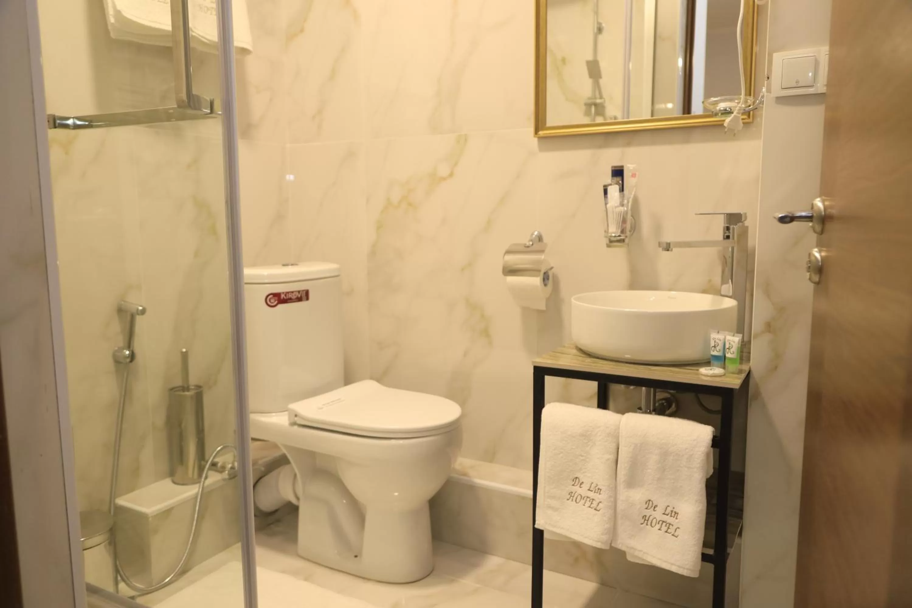Toilet in DeLin Hotel And Tours