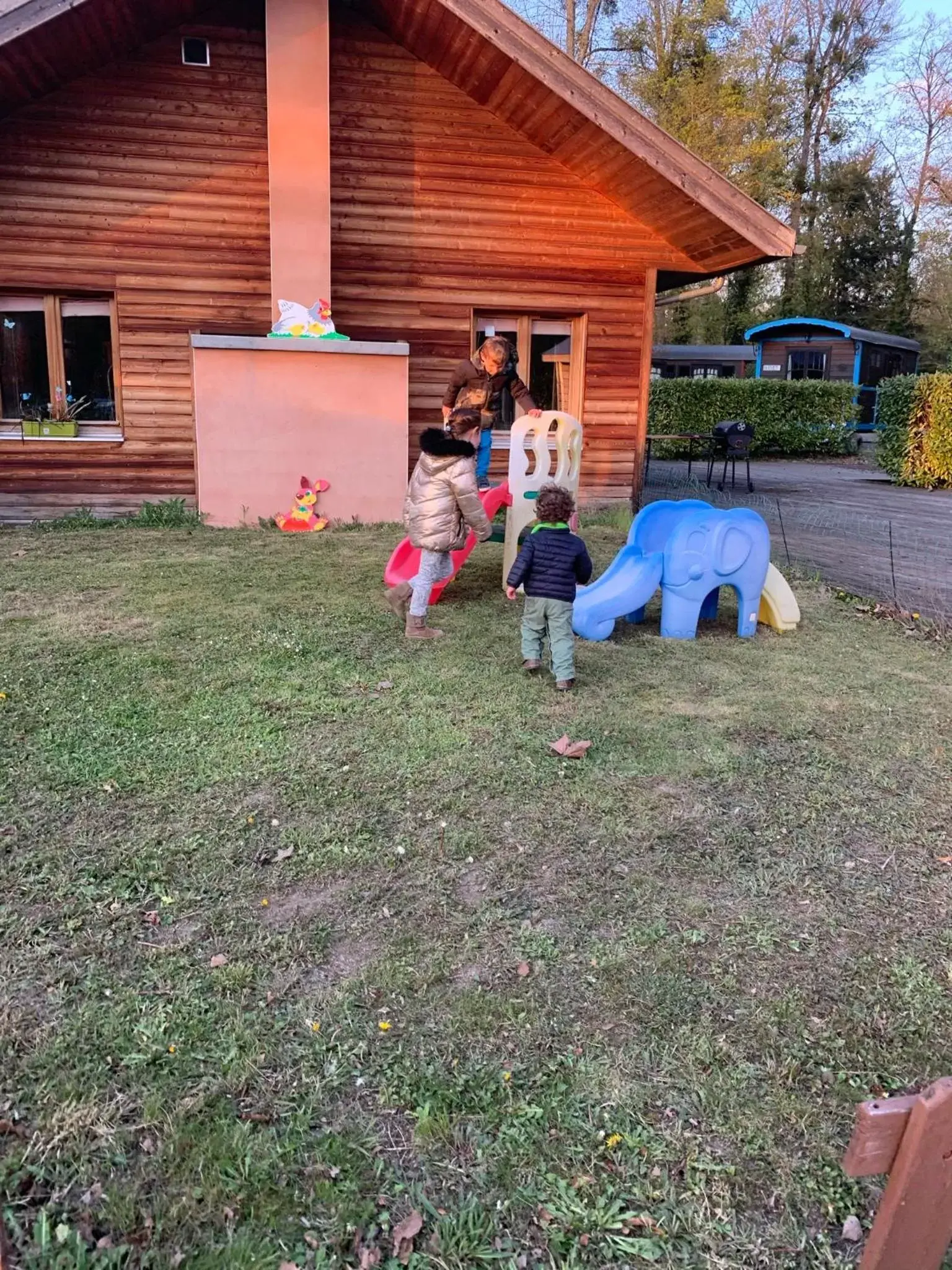 Children in Le Village de la Champagne - Slowmoov