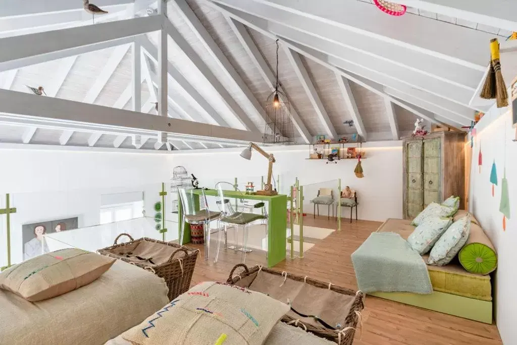 Bed, Seating Area in Colégio Charm House