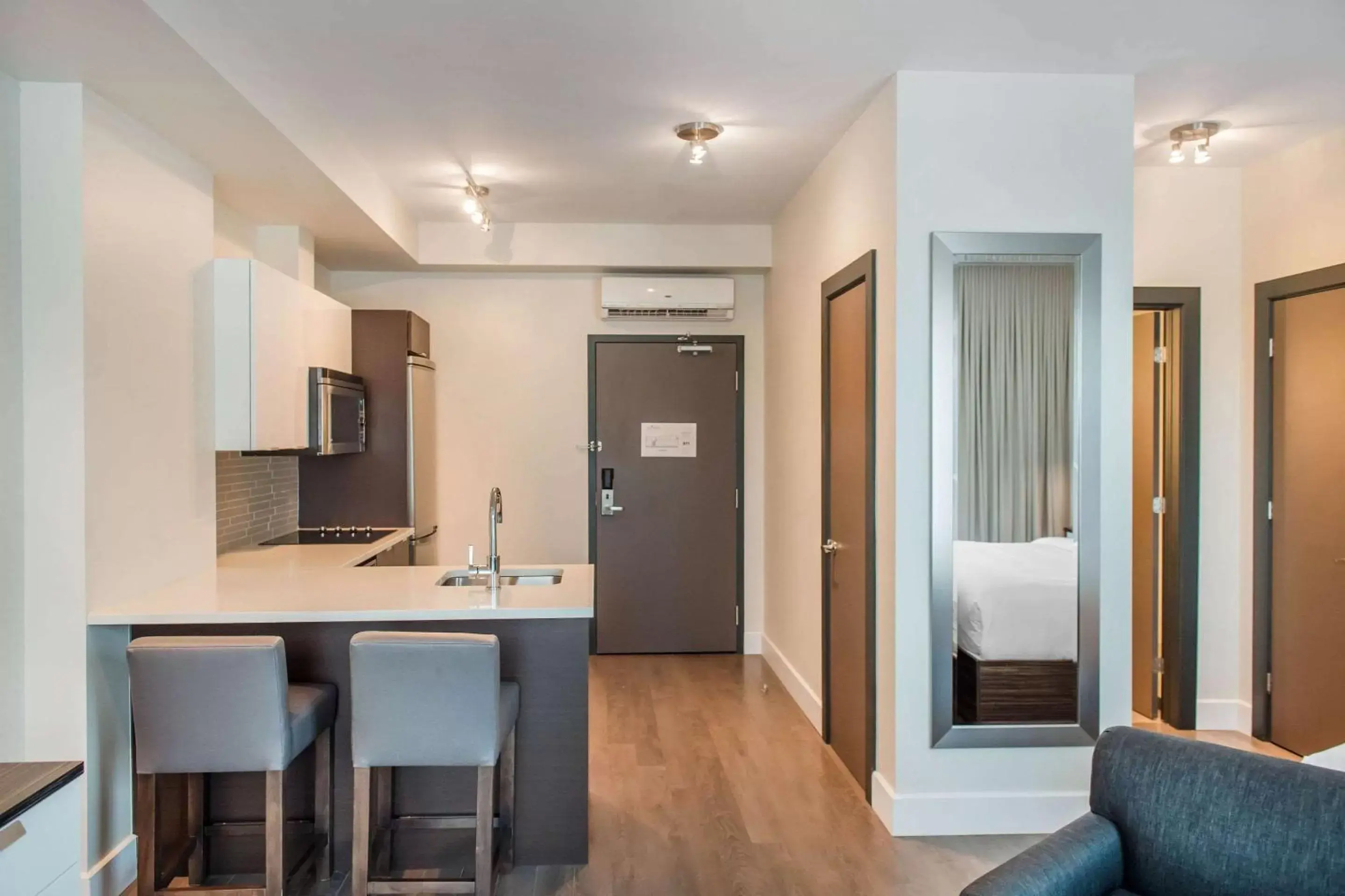 Photo of the whole room, Kitchen/Kitchenette in Les Suites Victoria, Ascend Hotel Collection