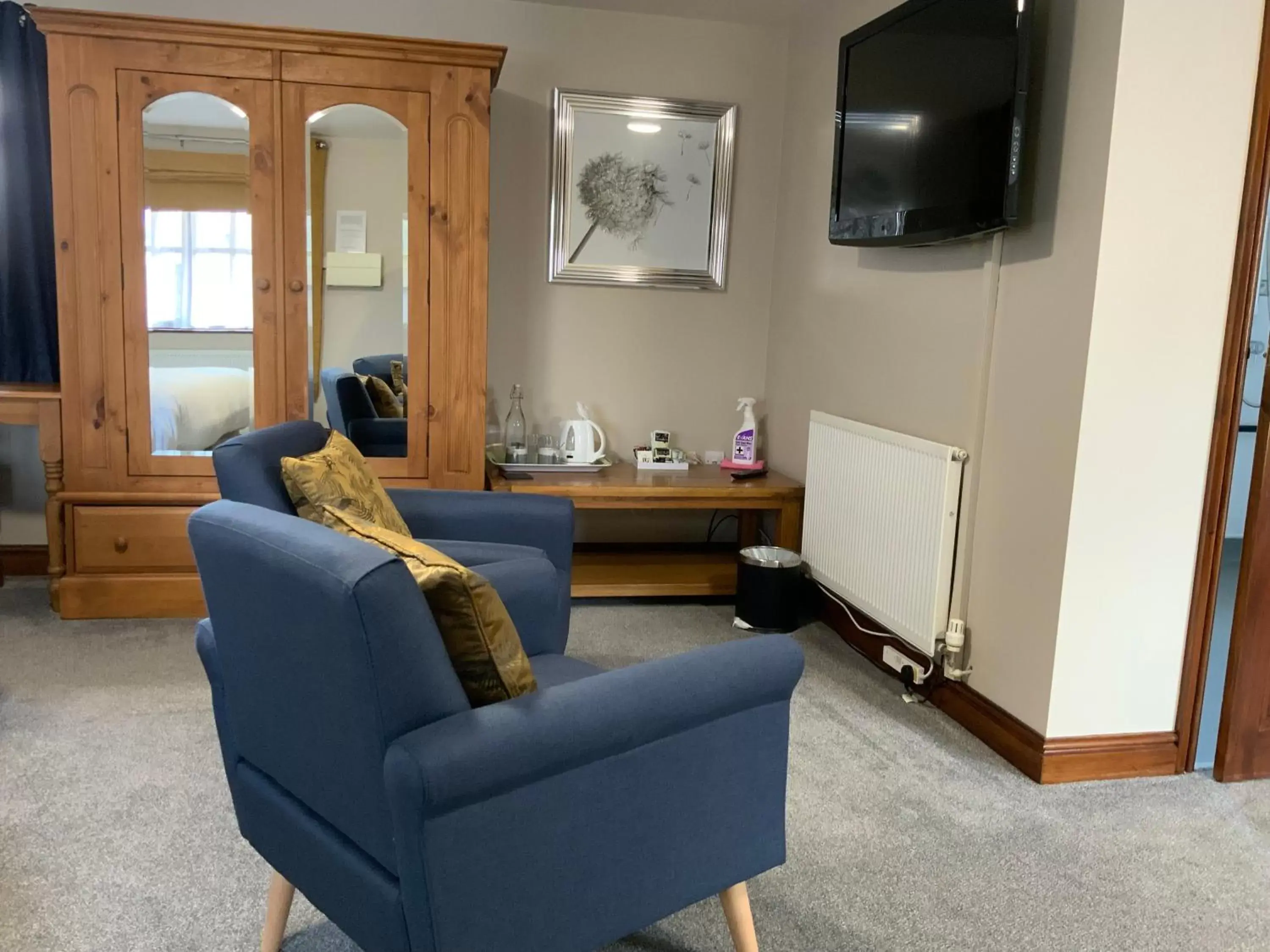 TV and multimedia, Seating Area in The Red Lion Inn