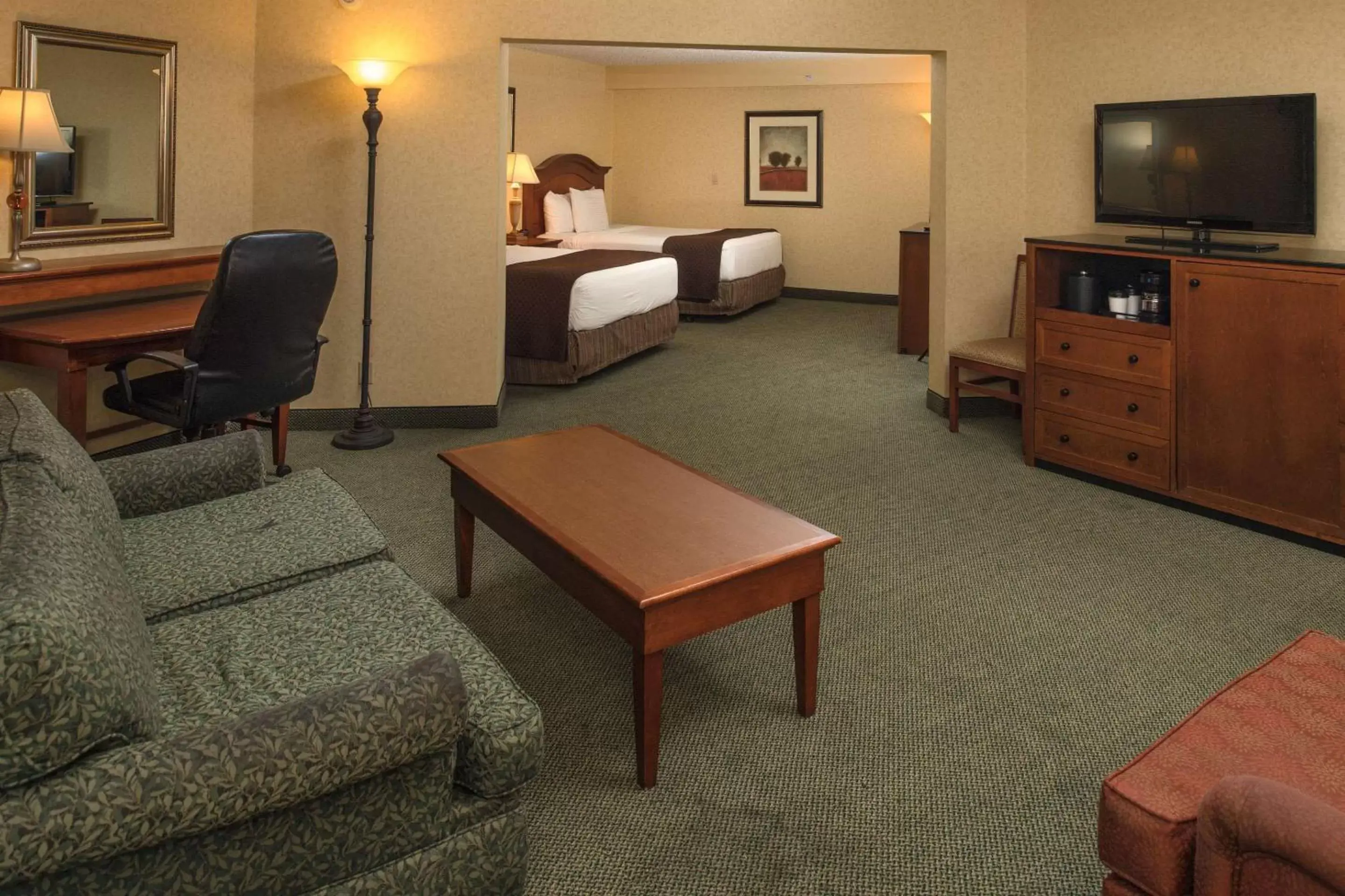 Bed, Seating Area in Red Lion Hotel Pasco Airport & Conference Center
