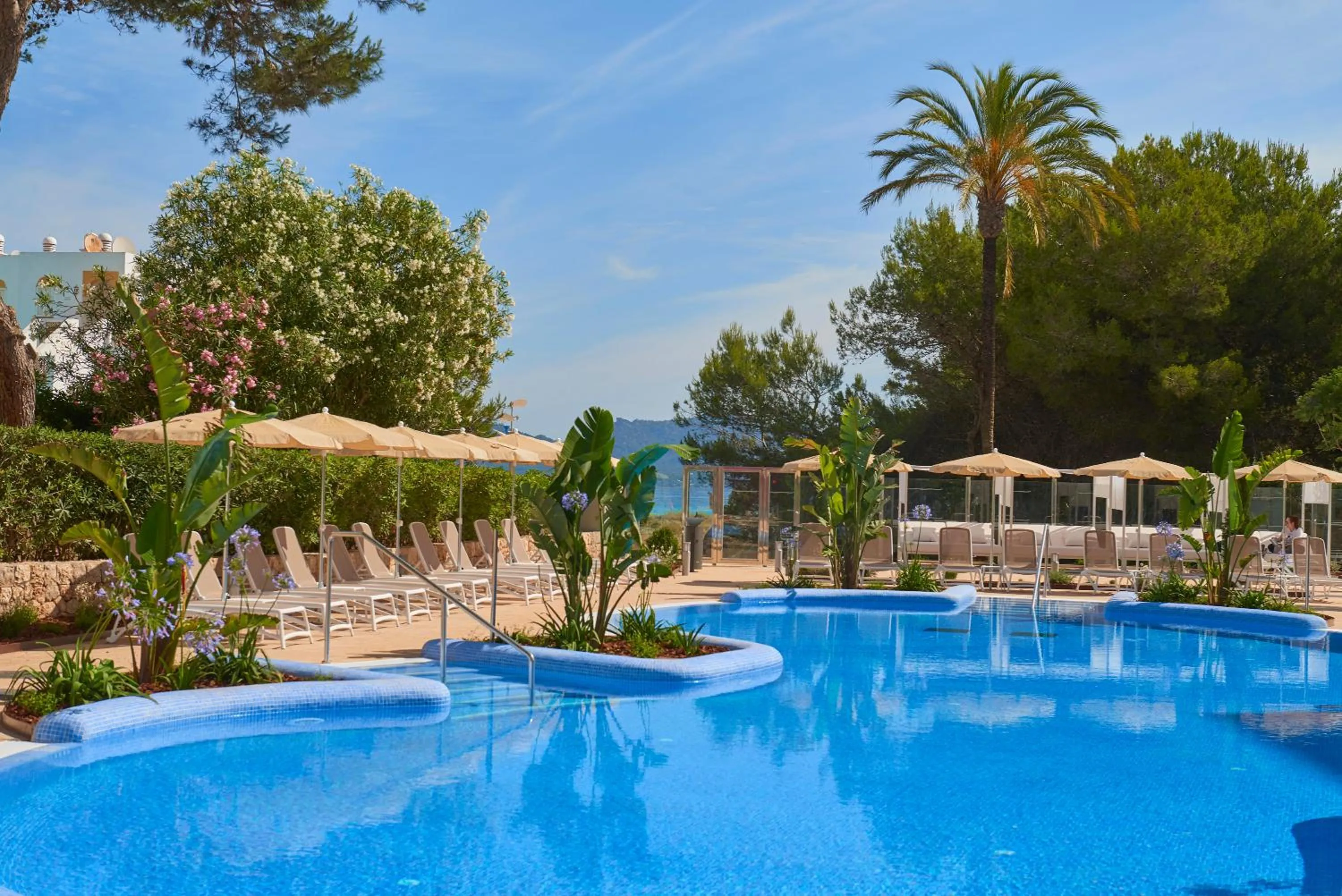 Garden in Hipotels Bahia Cala Millor - Adults Only