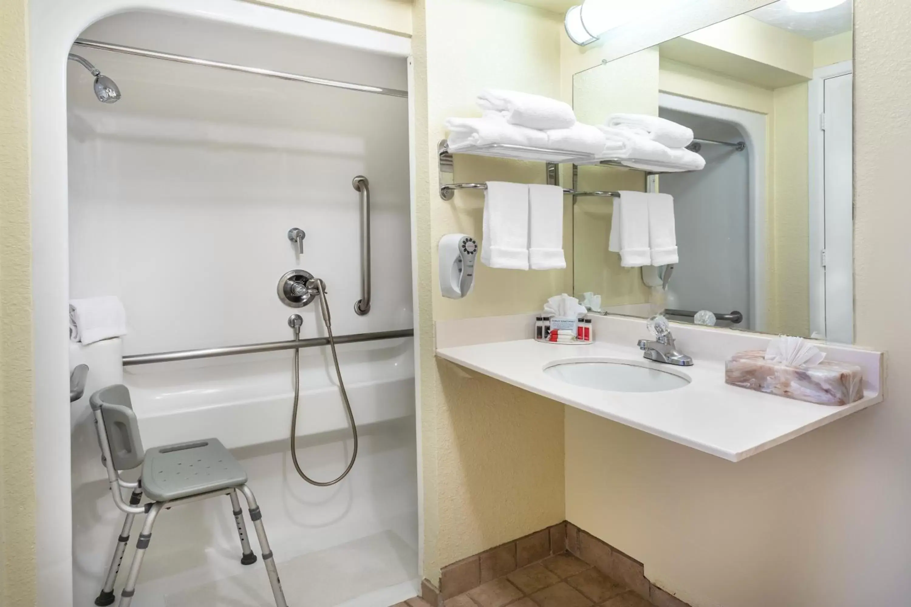 Bathroom in Days Inn & Suites by Wyndham Clovis