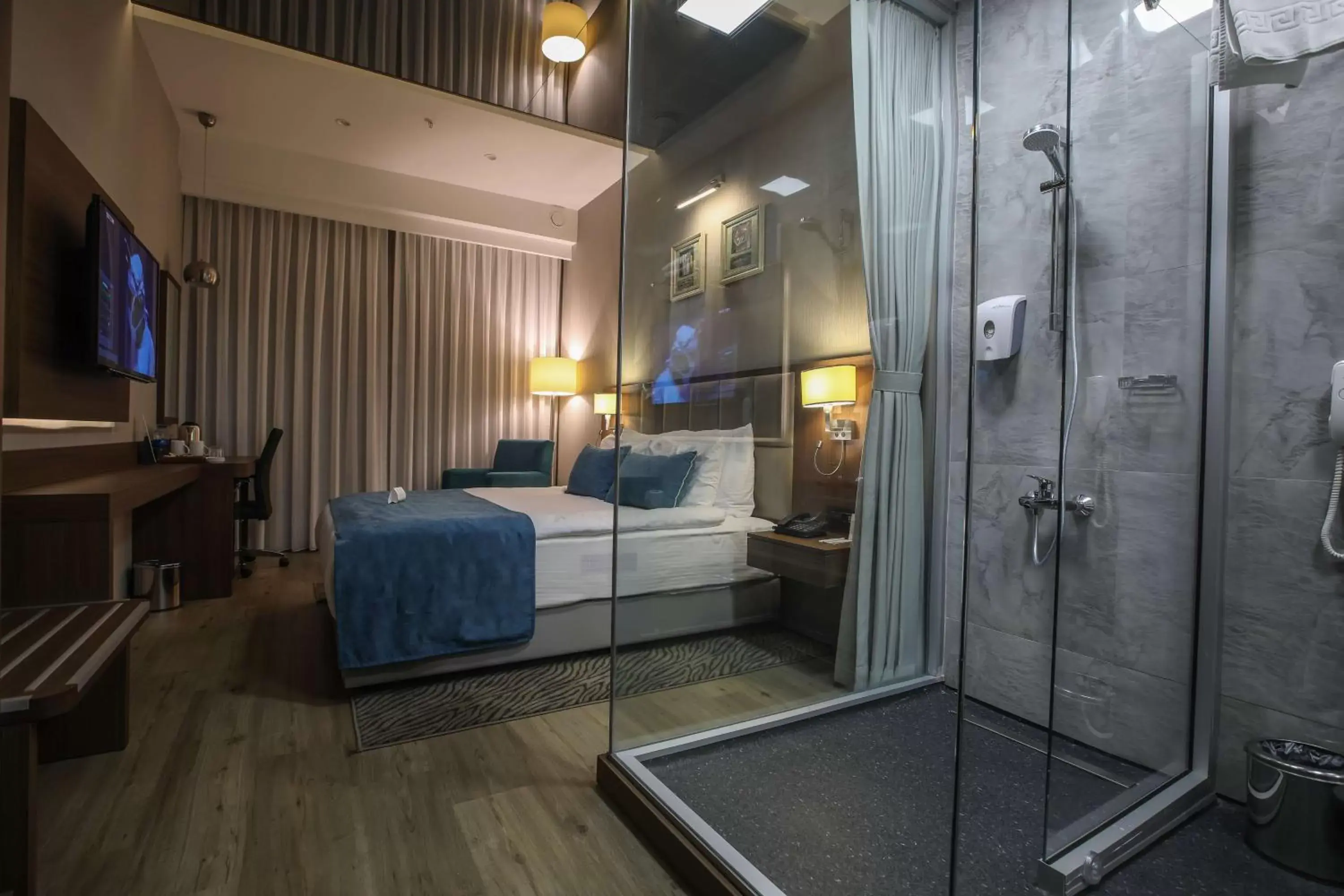 Shower, Bed in Best Western Premier Karsiyaka Convention & Spa Hotel