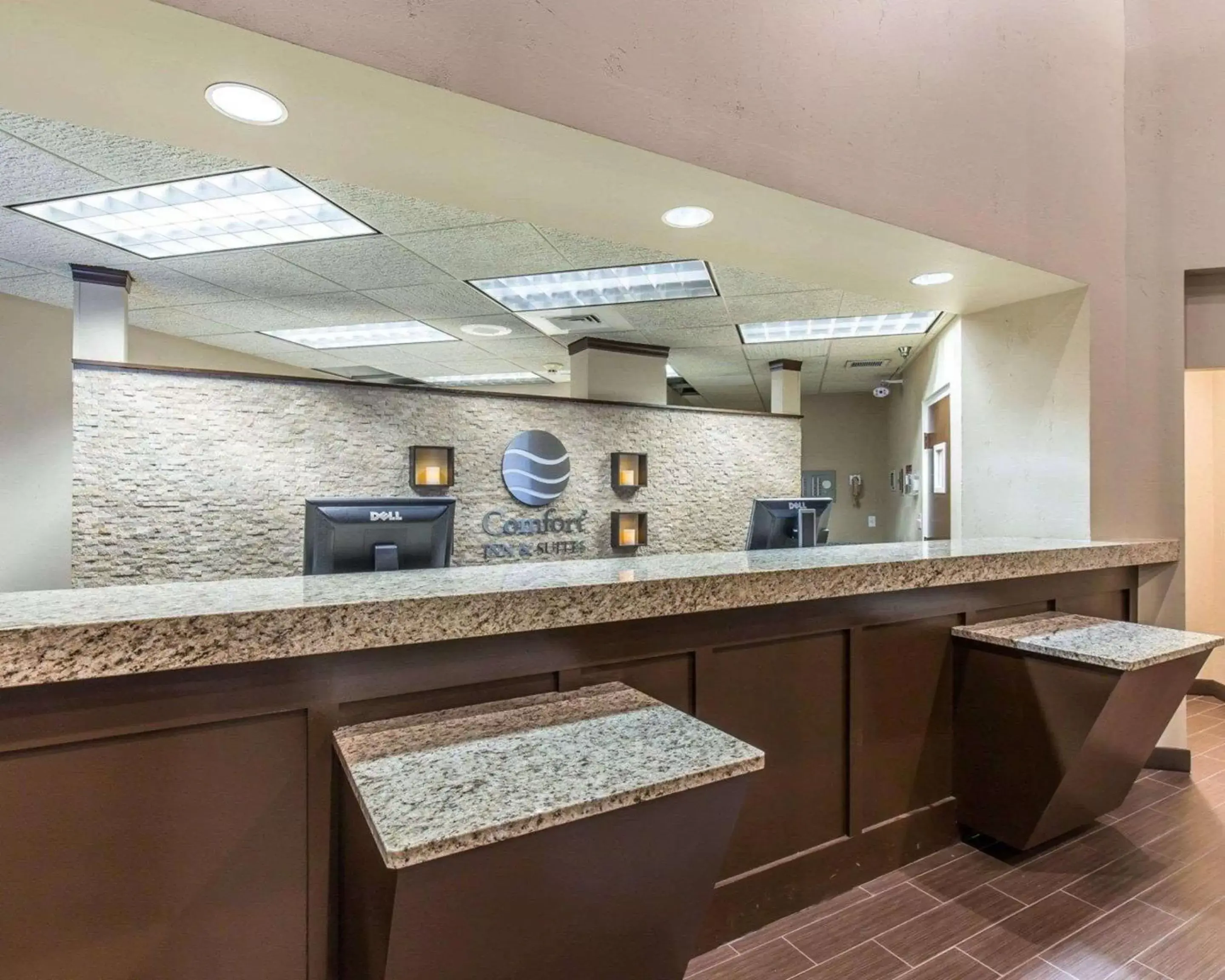 Lobby or reception, Kitchen/Kitchenette in Comfort Inn Naples East I-75