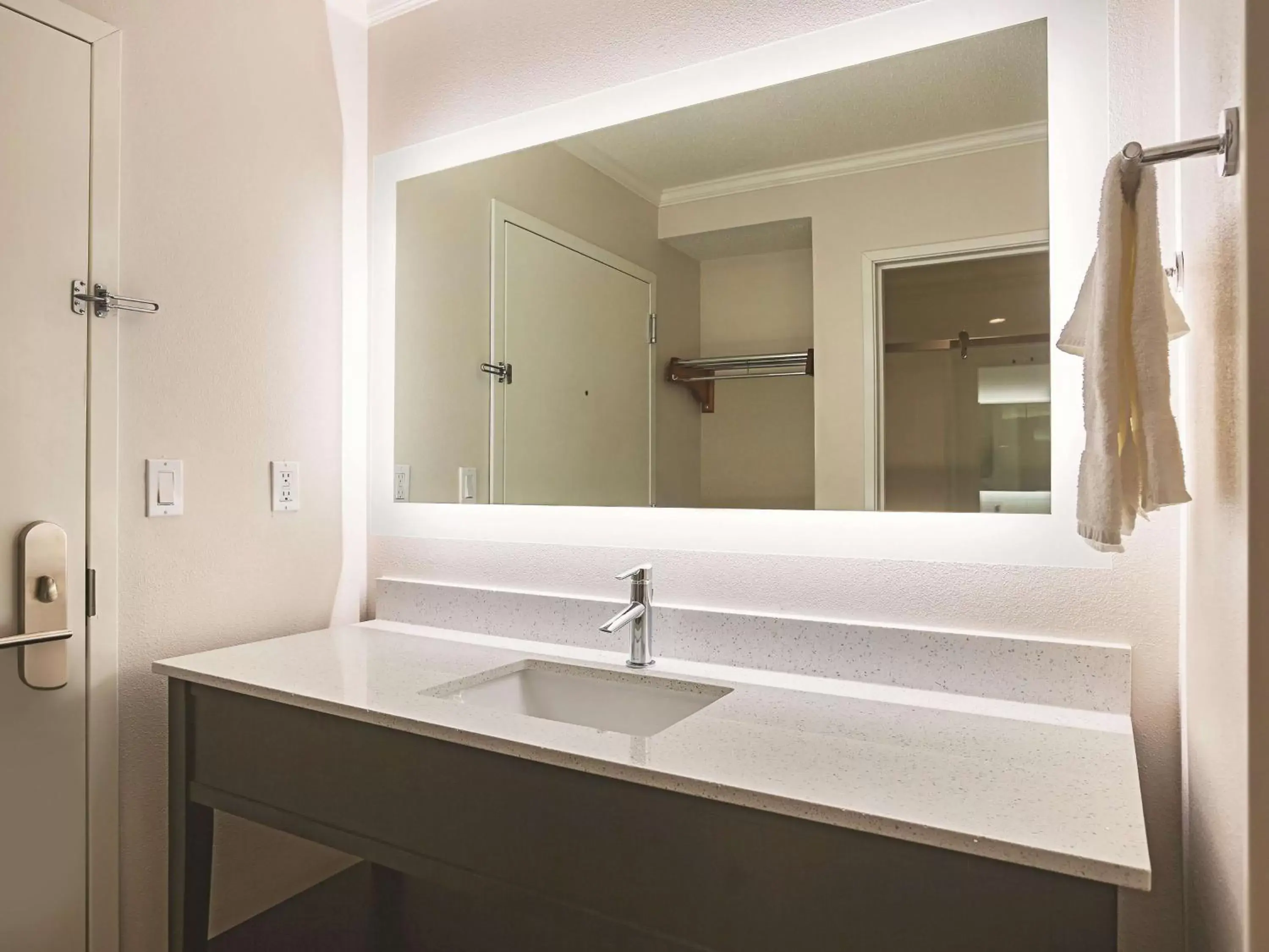 Photo of the whole room, Bathroom in La Quinta by Wyndham Atlanta Midtown - Buckhead