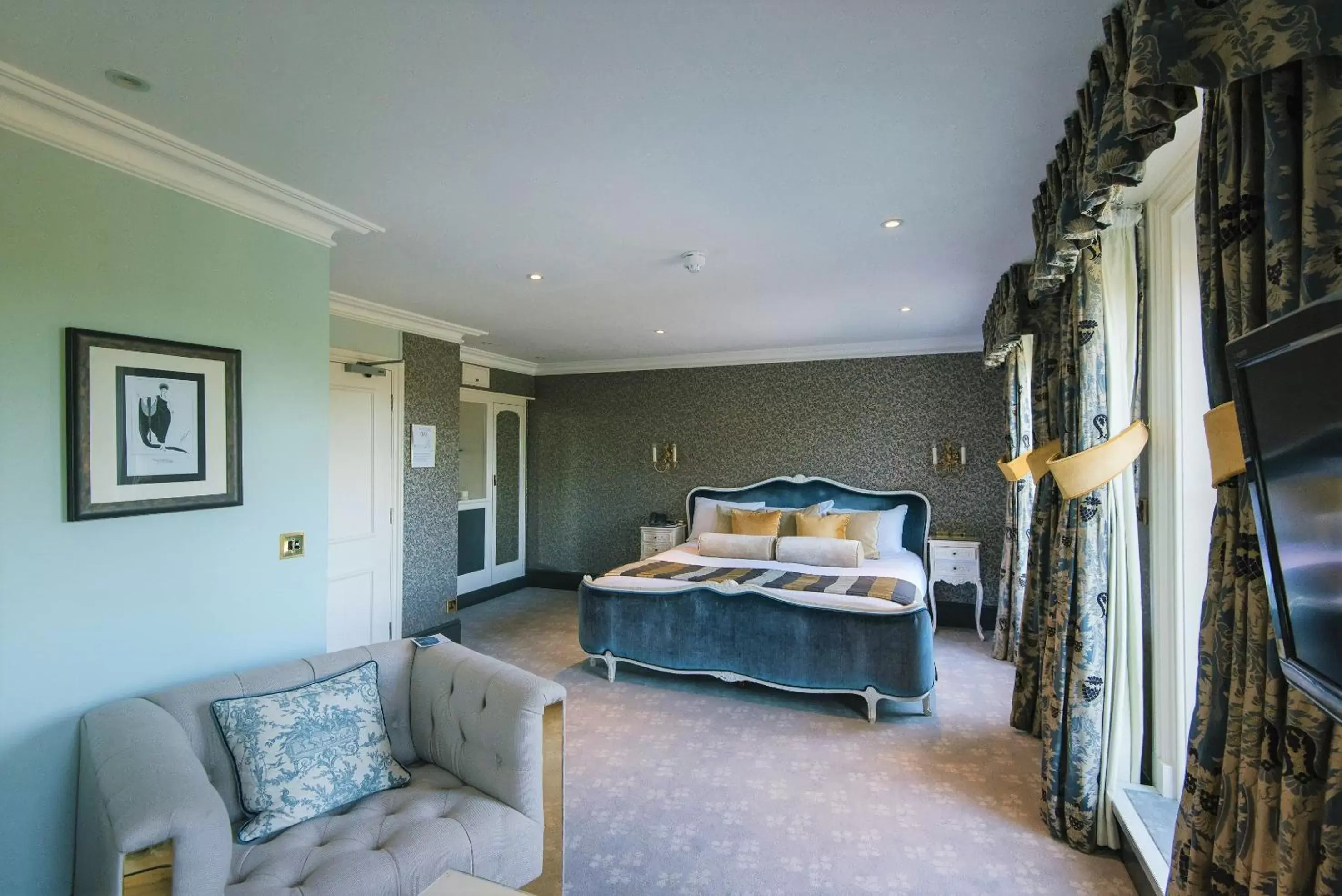 Bed, Seating Area in The Spa Hotel