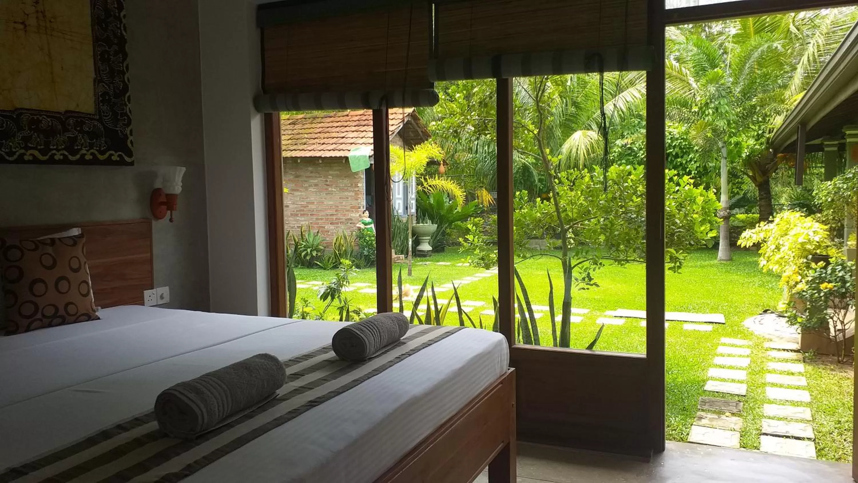Garden view, Bed in Green Wood Villa Negombo
