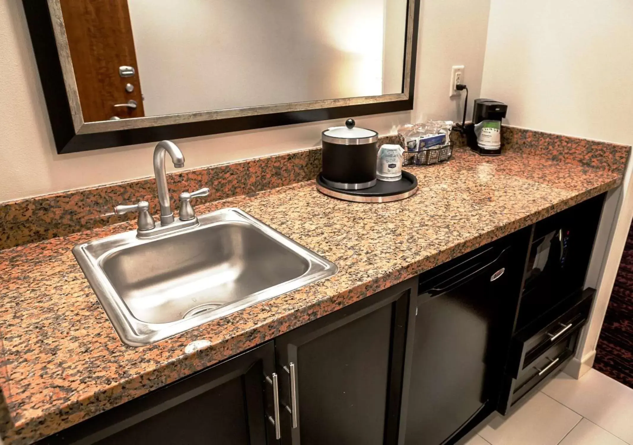 Kitchen or kitchenette, Kitchen/Kitchenette in Hampton Inn & Suites Tulsa/Tulsa Hills