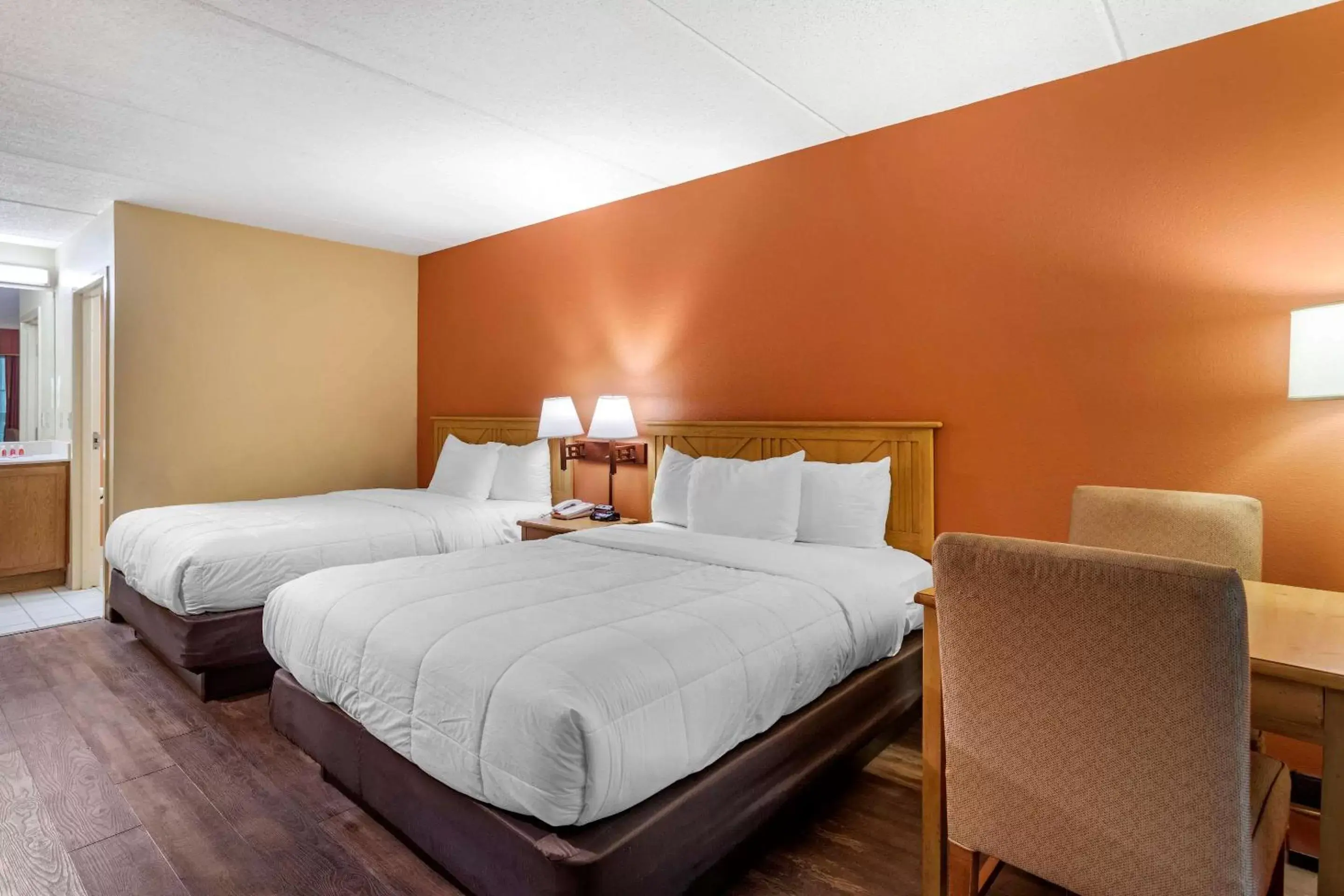 Photo of the whole room, Bed in Econo Lodge Pigeon Forge Riverside