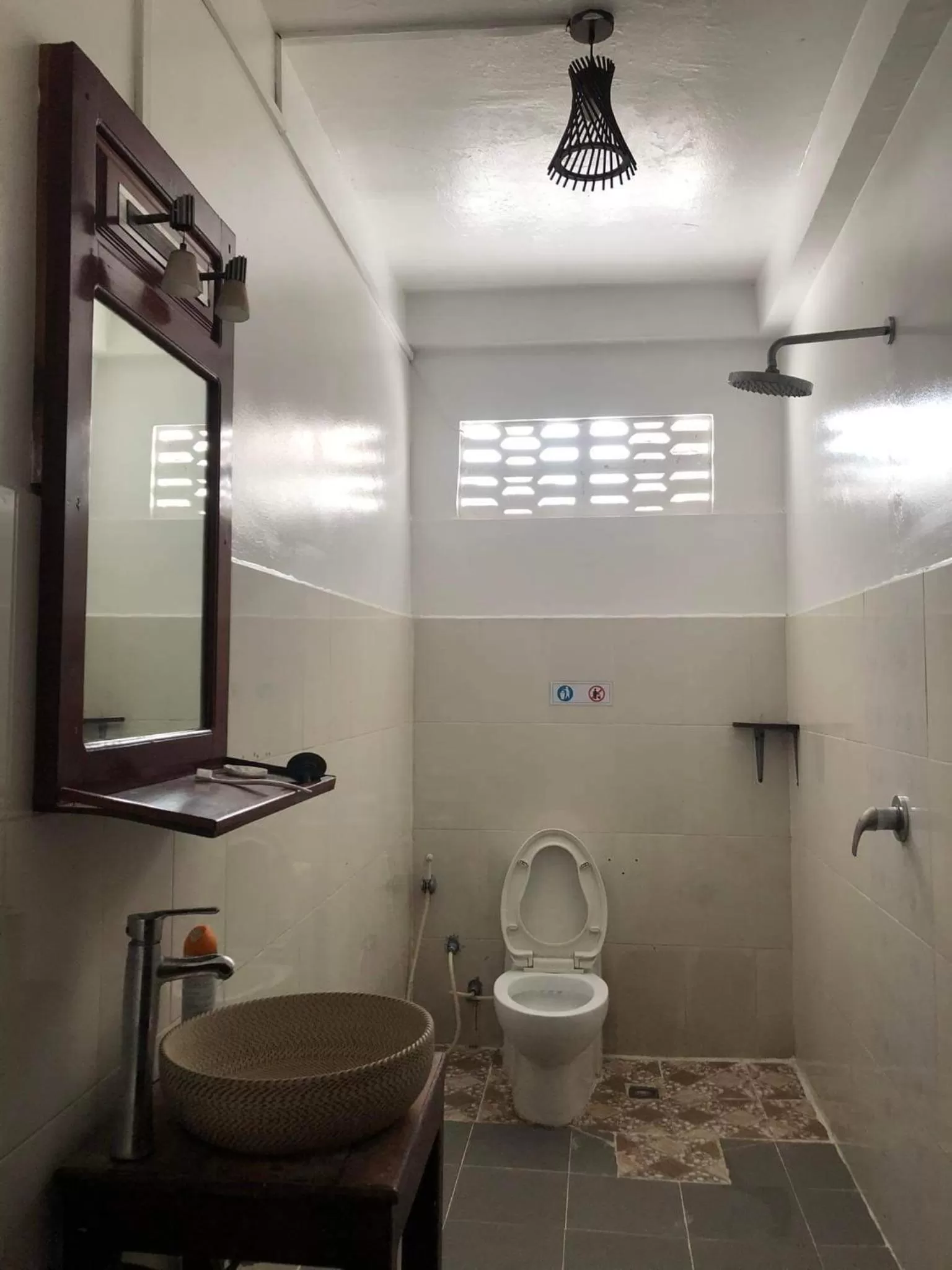 Toilet in Nomad Guesthouse