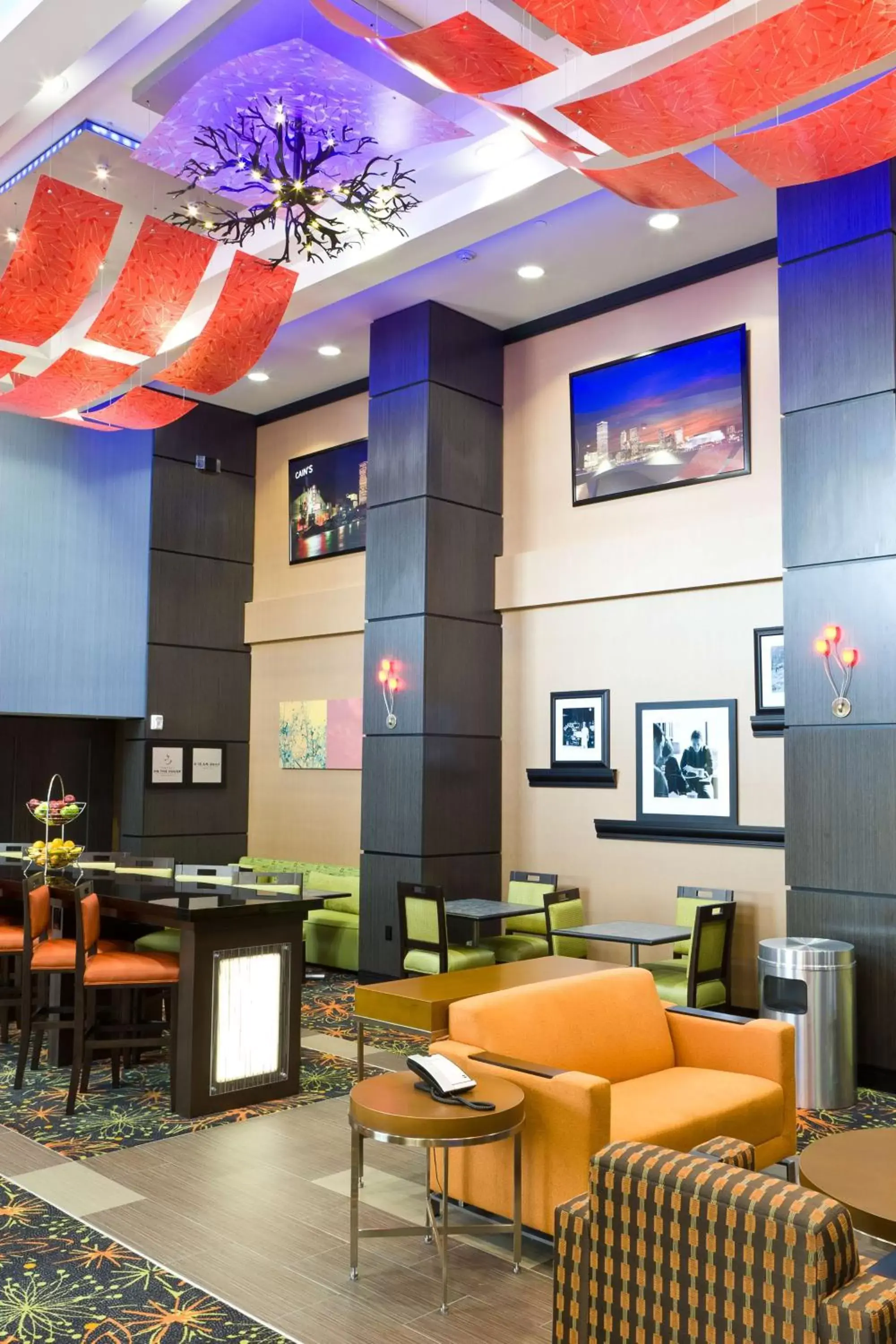 Lobby or reception, Lounge/Bar in Hampton Inn and Suites Tulsa Central