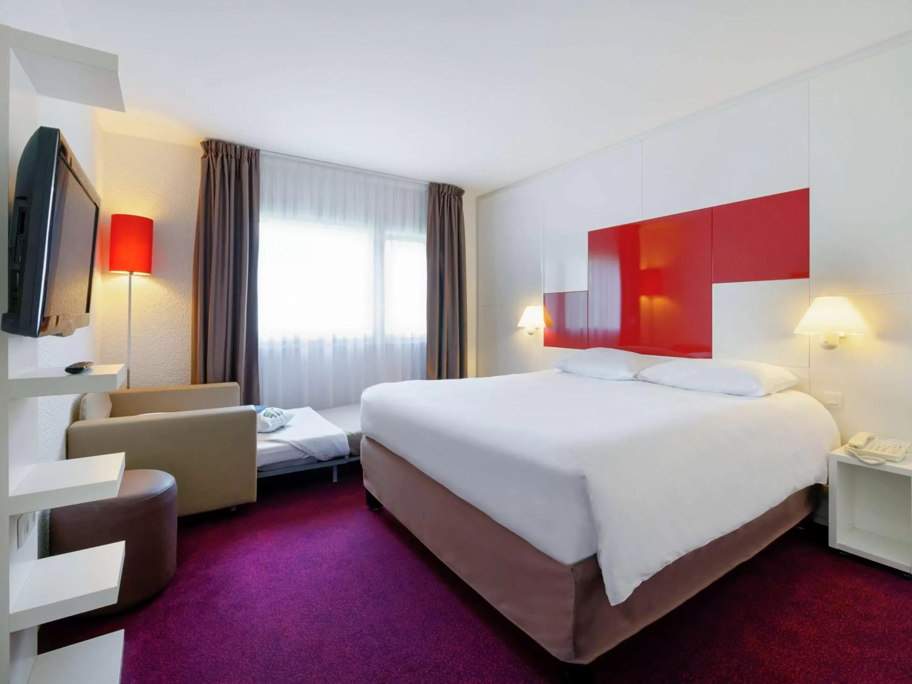 Photo of the whole room, Bed in ibis Styles Chalon sur Saône