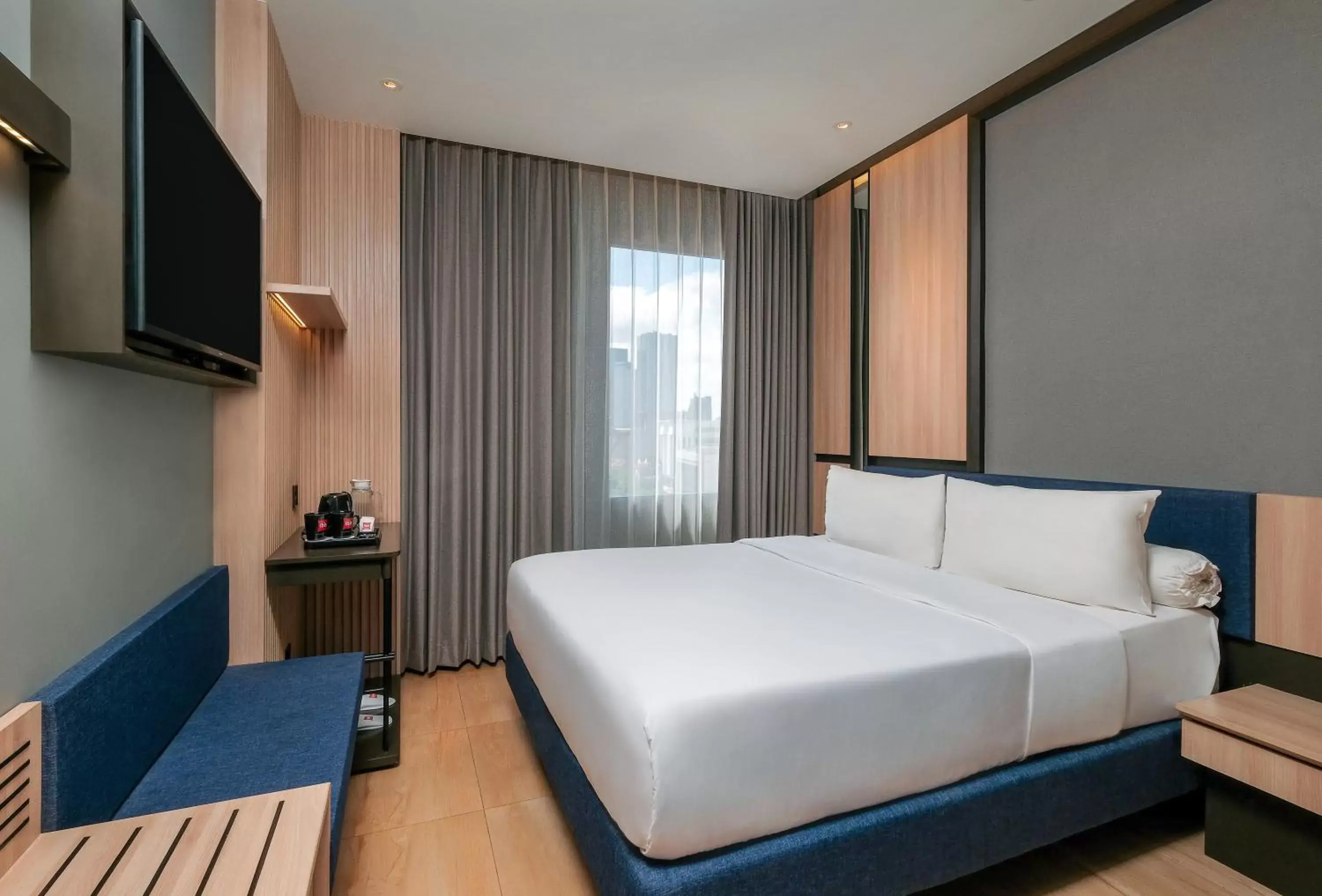 Bedroom, Bed in ibis Surabaya Tidar