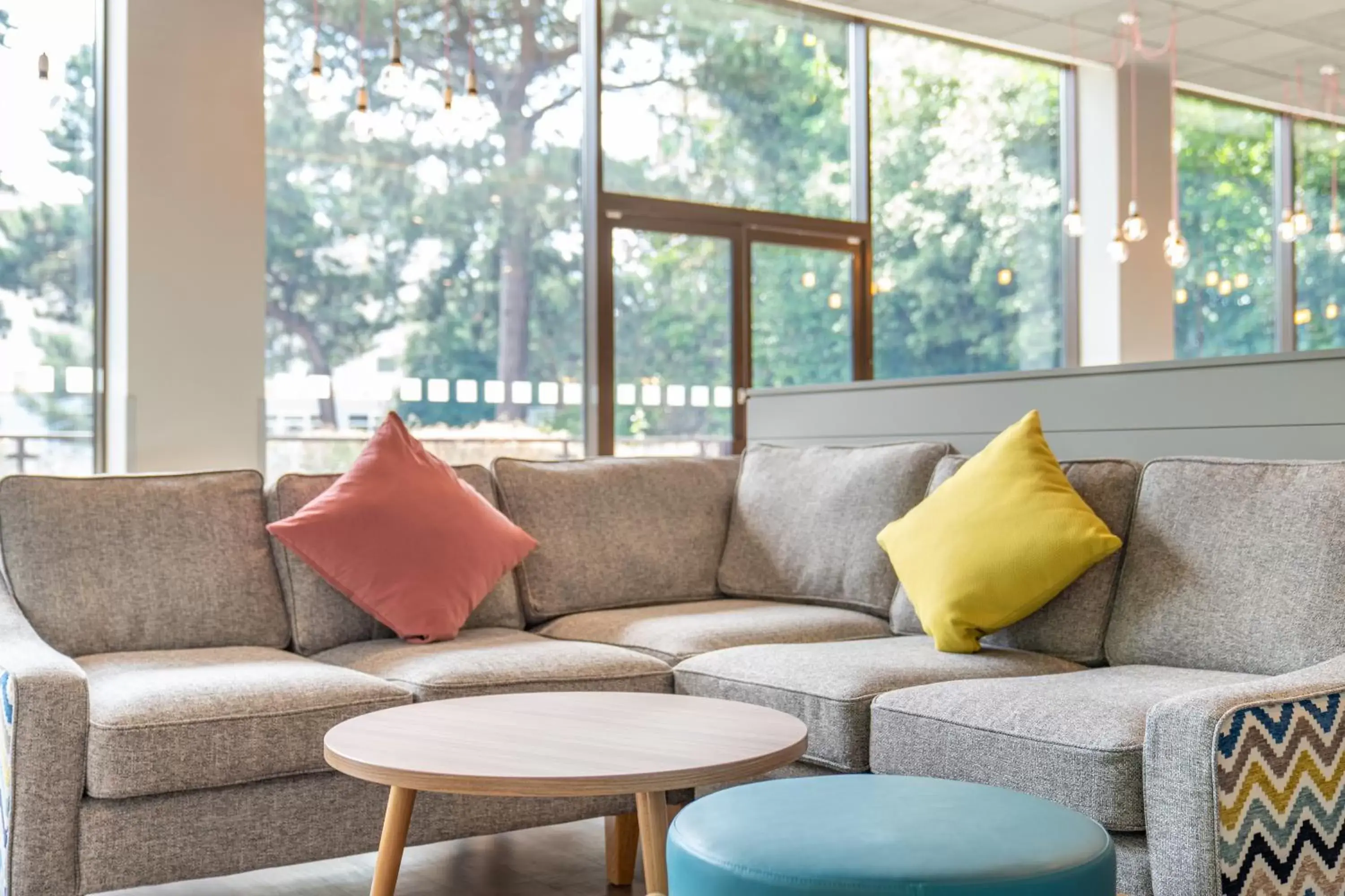 Lounge or bar, Seating Area in Holiday Inn Bournemouth, an IHG Hotel