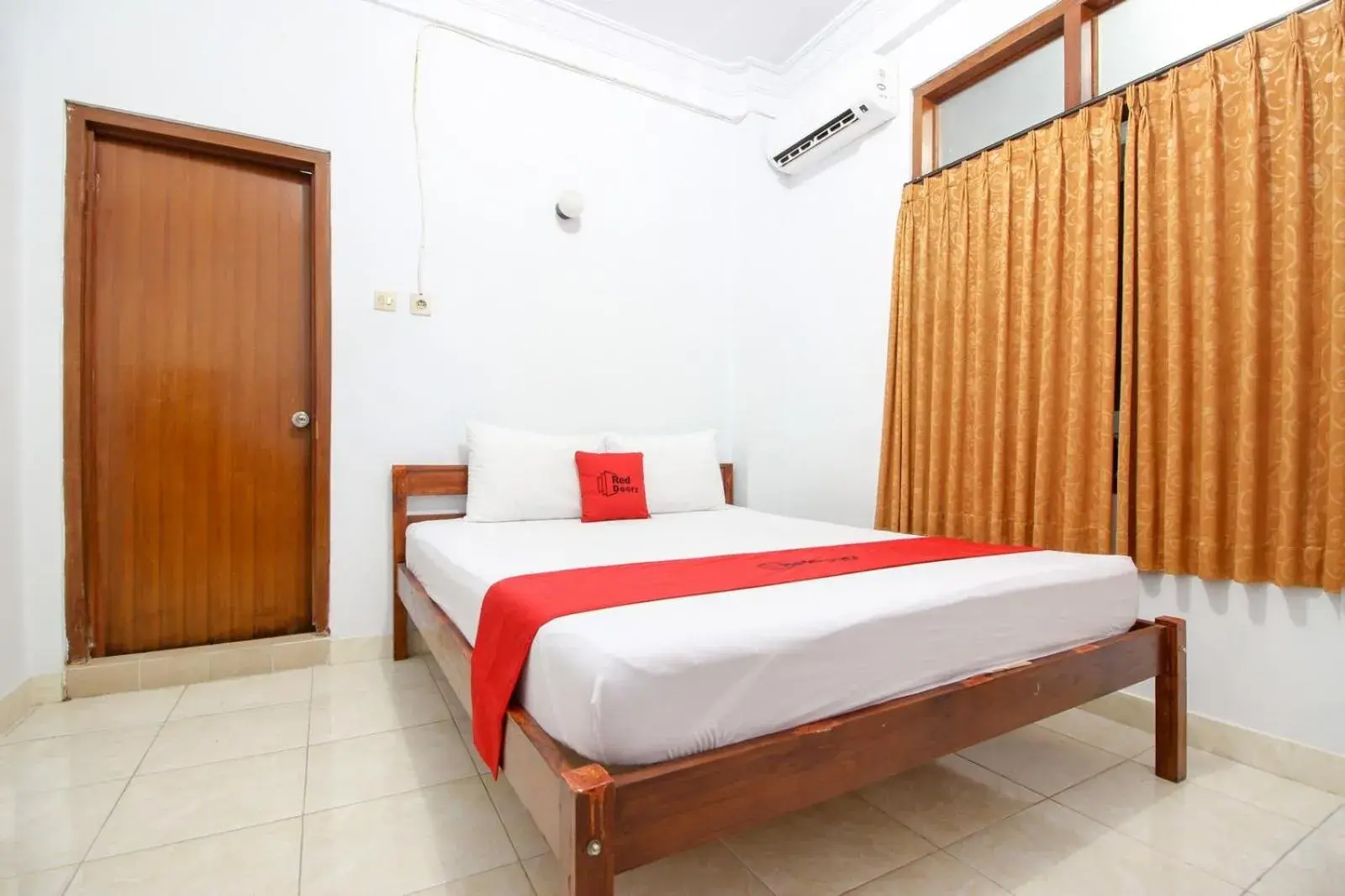 Bedroom, Bed in RedDoorz Plus near Alun Alun Selatan