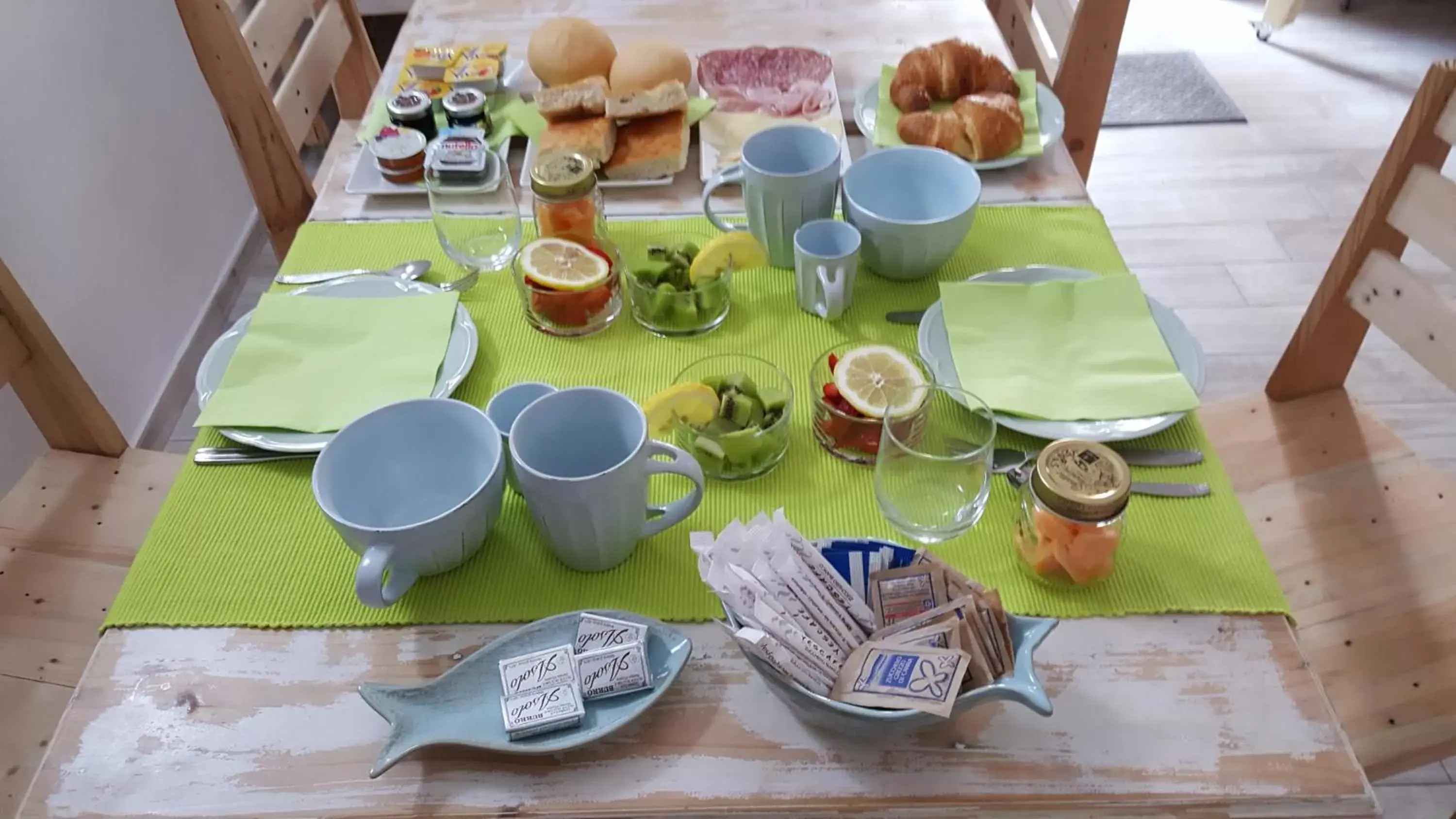 Breakfast in B&B Les Chambres Rooms & Suite