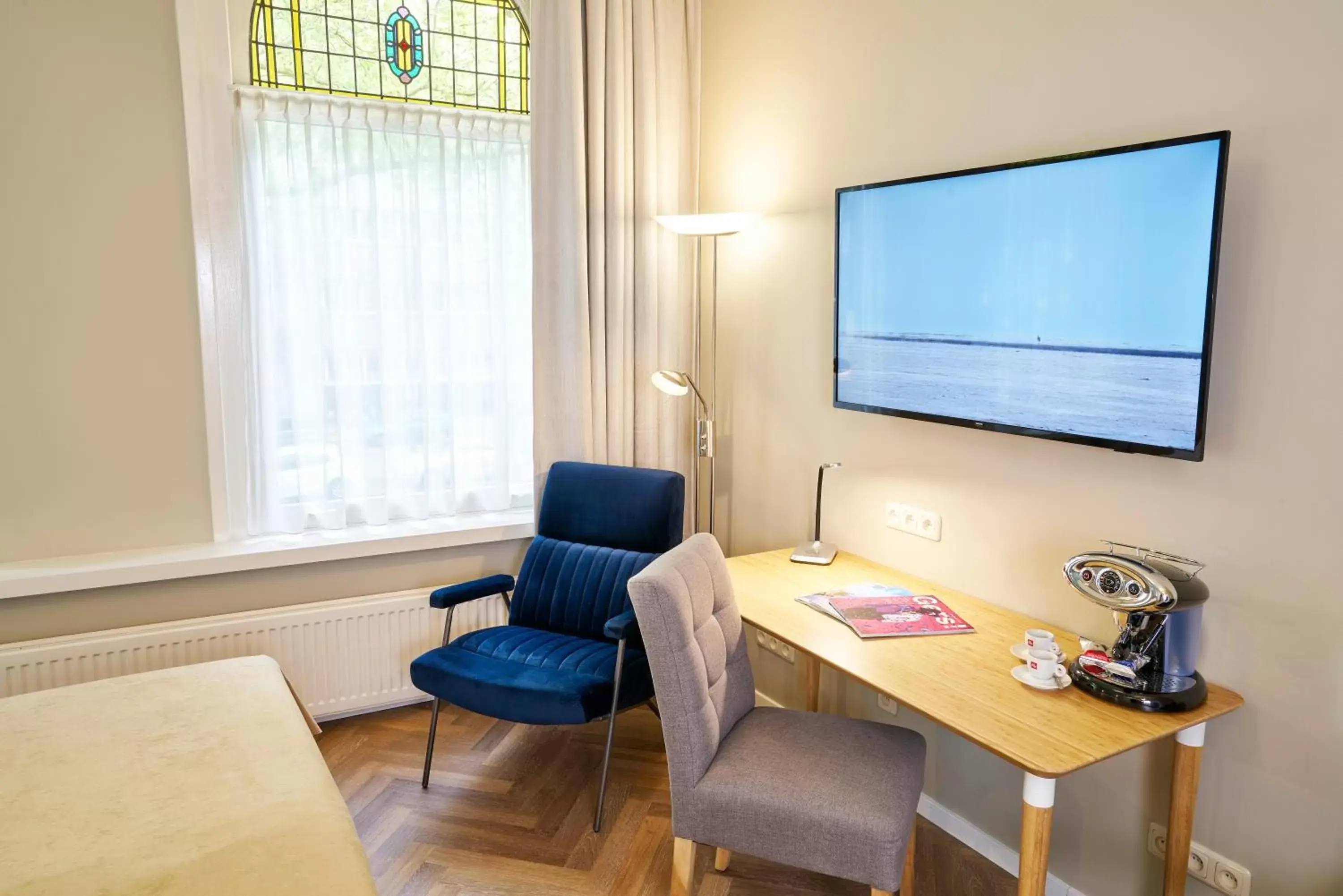 TV and multimedia, TV/Entertainment Center in Hotel Van Walsum