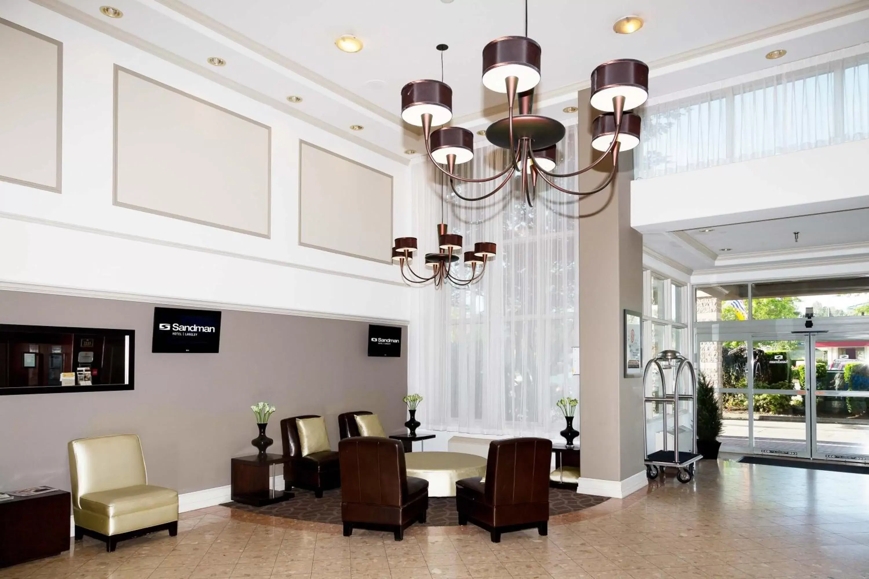 Lobby or reception in Sandman Hotel Langley