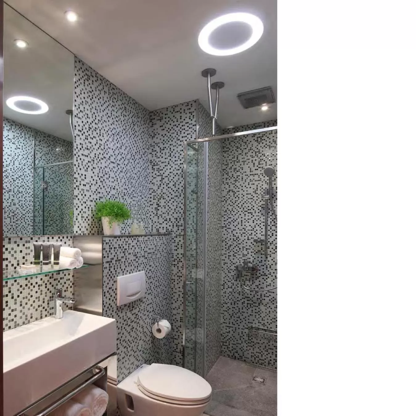 Bathroom in Modena by Fraser Putuo Shanghai