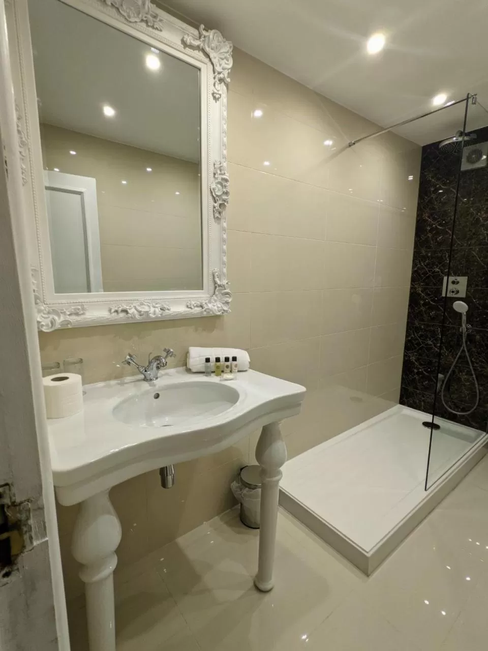 Bathroom in Angel and Royal Hotel