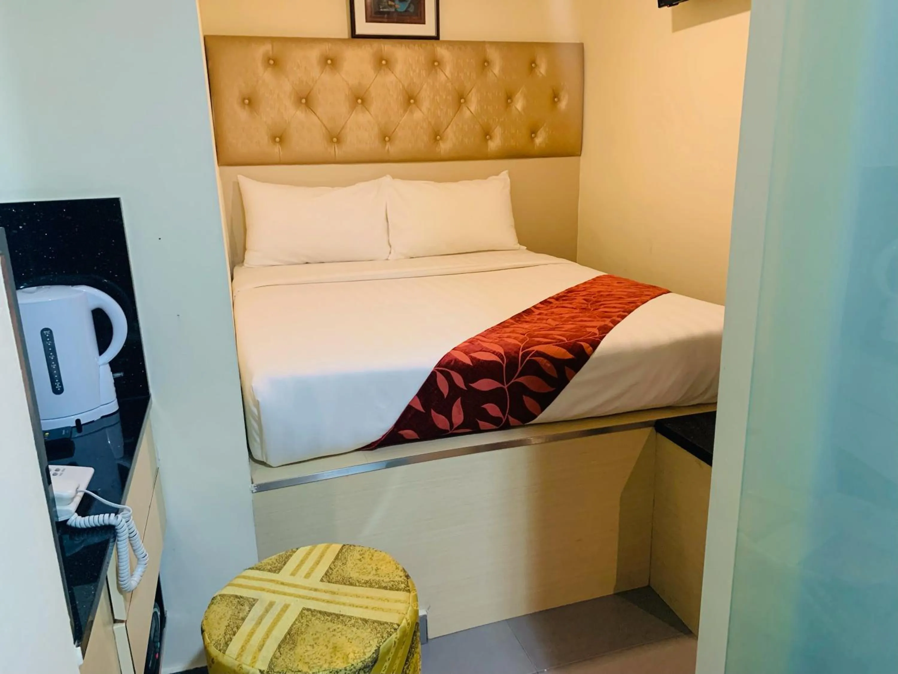 Bed in Sandpiper Hotel Singapore