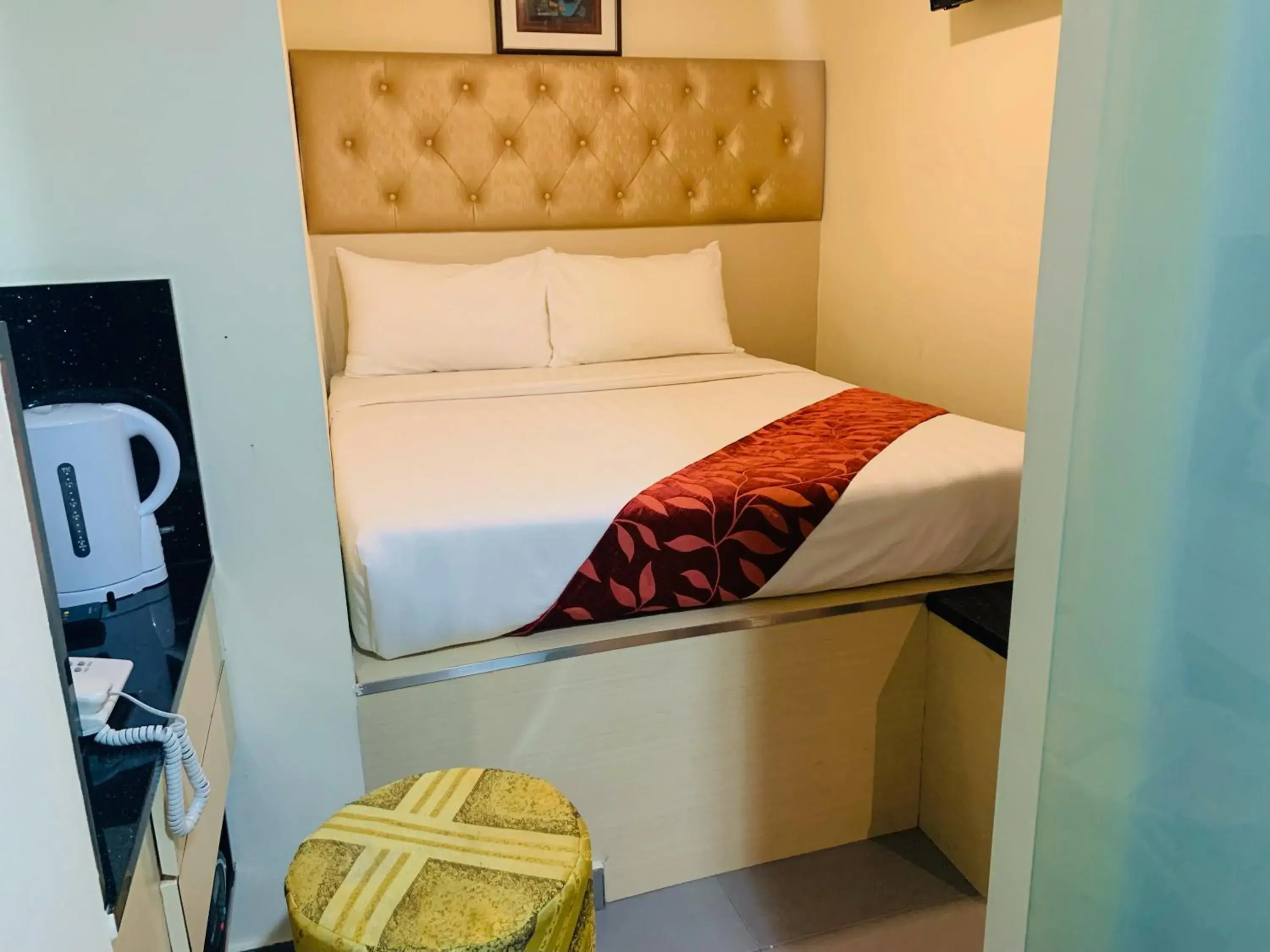 Bed in Sandpiper Hotel Singapore Bed in Sandpiper Hotel Singapore