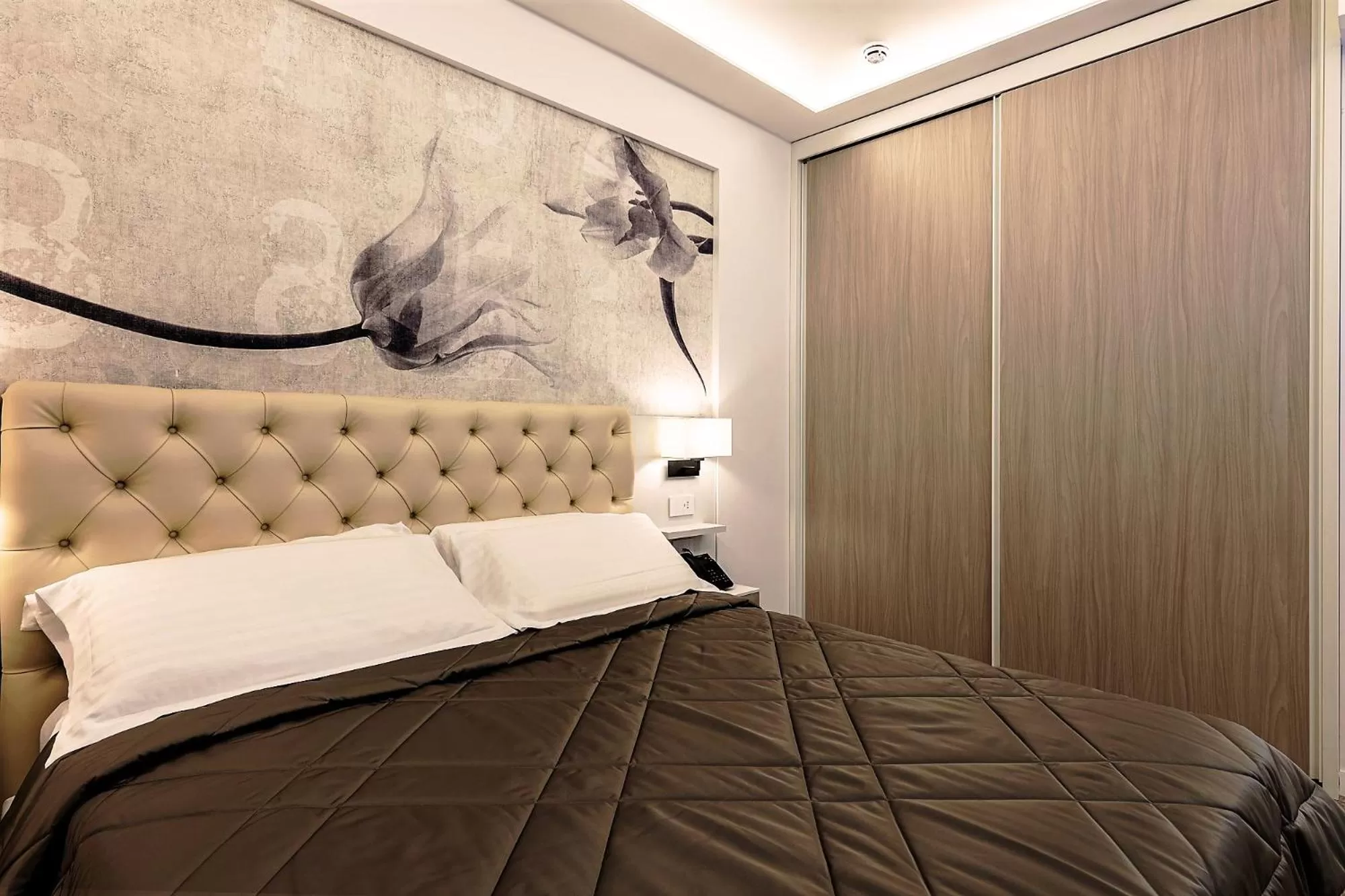 wardrobe, Bed in Petit Hotel