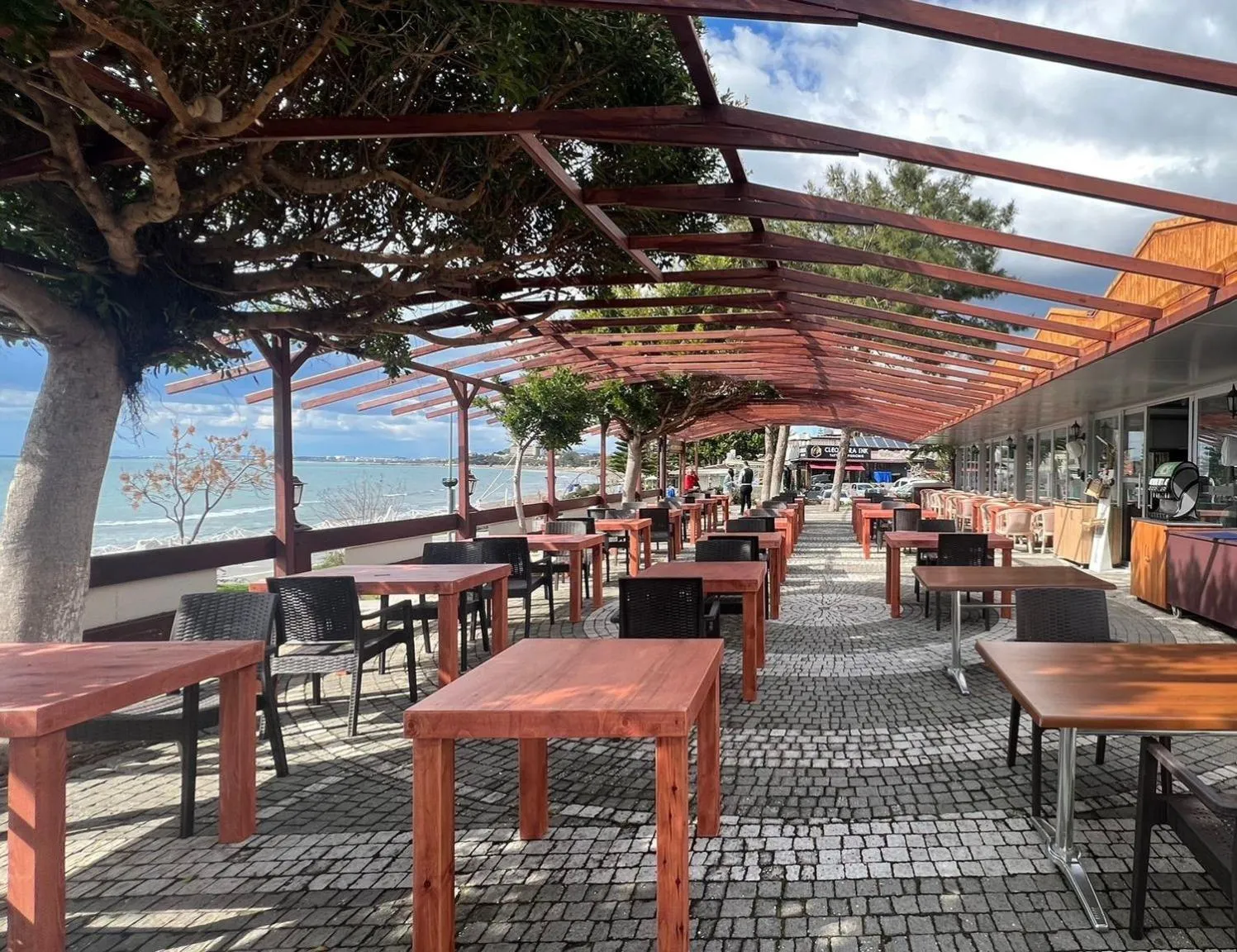 Restaurant/places to eat in Clover Magic Park Side Hotel