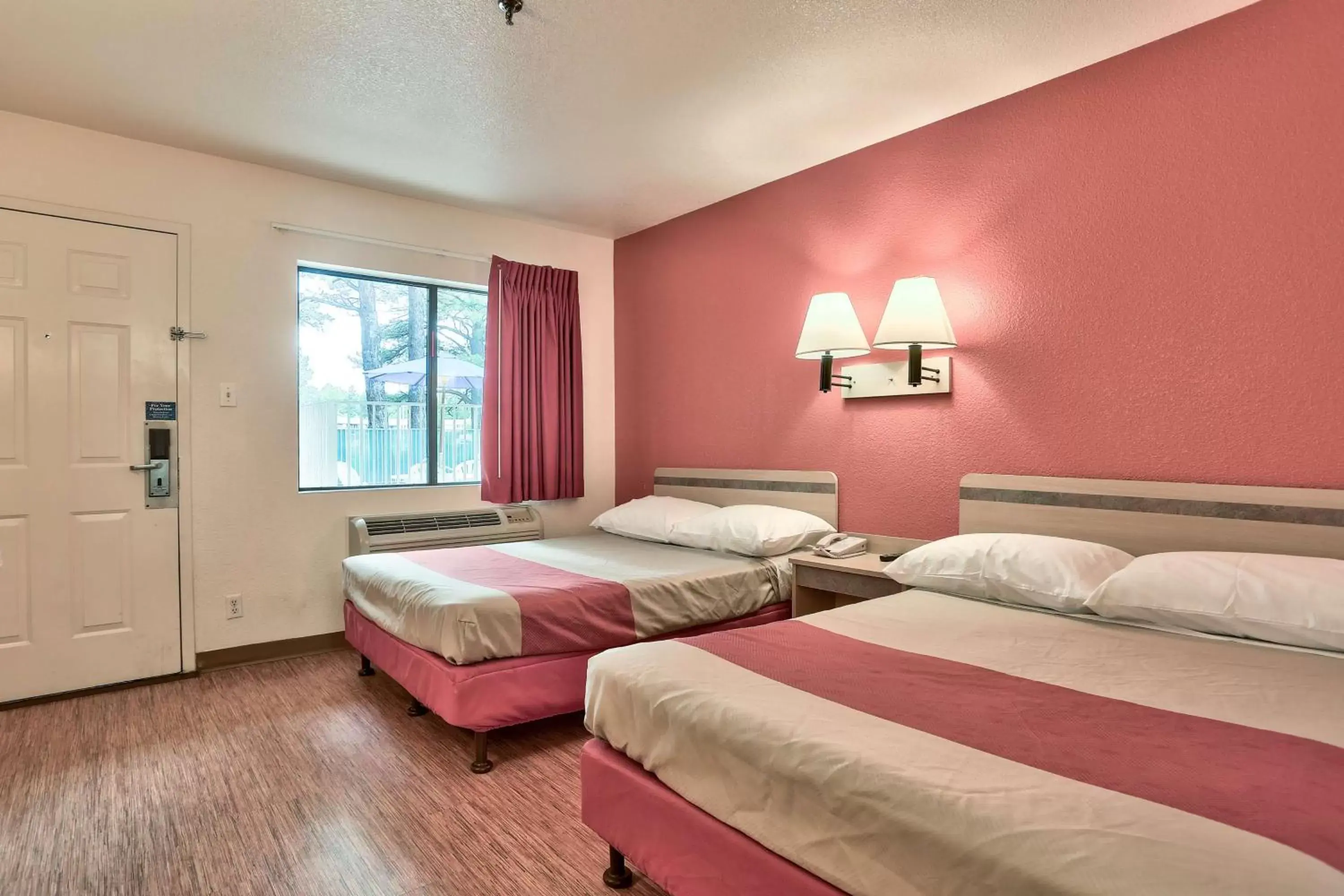 Bedroom, Bed in Motel 6-Flagstaff, AZ - West - Woodland Village