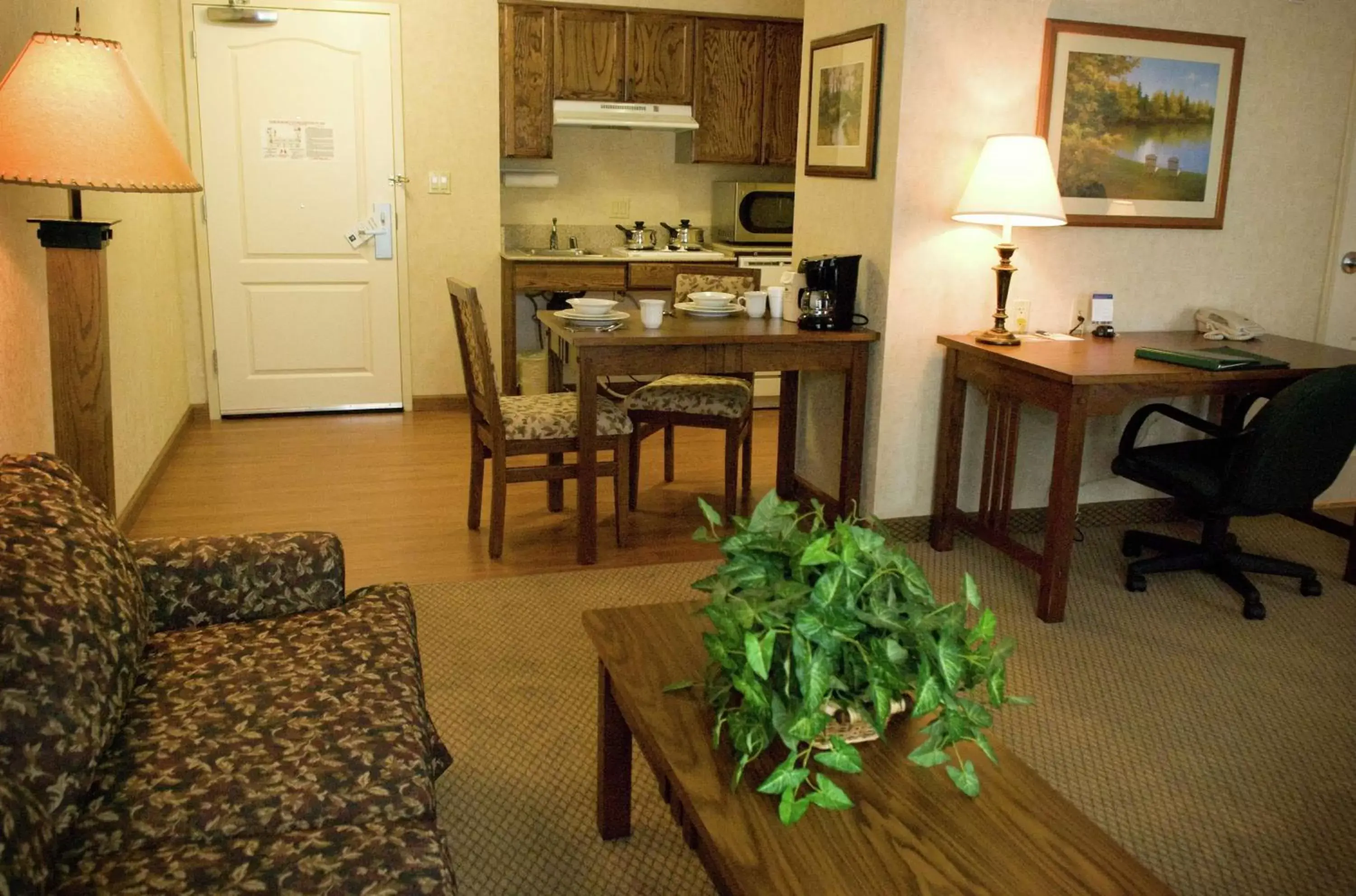 Living room, Dining Area in Homewood Suites Bakersfield