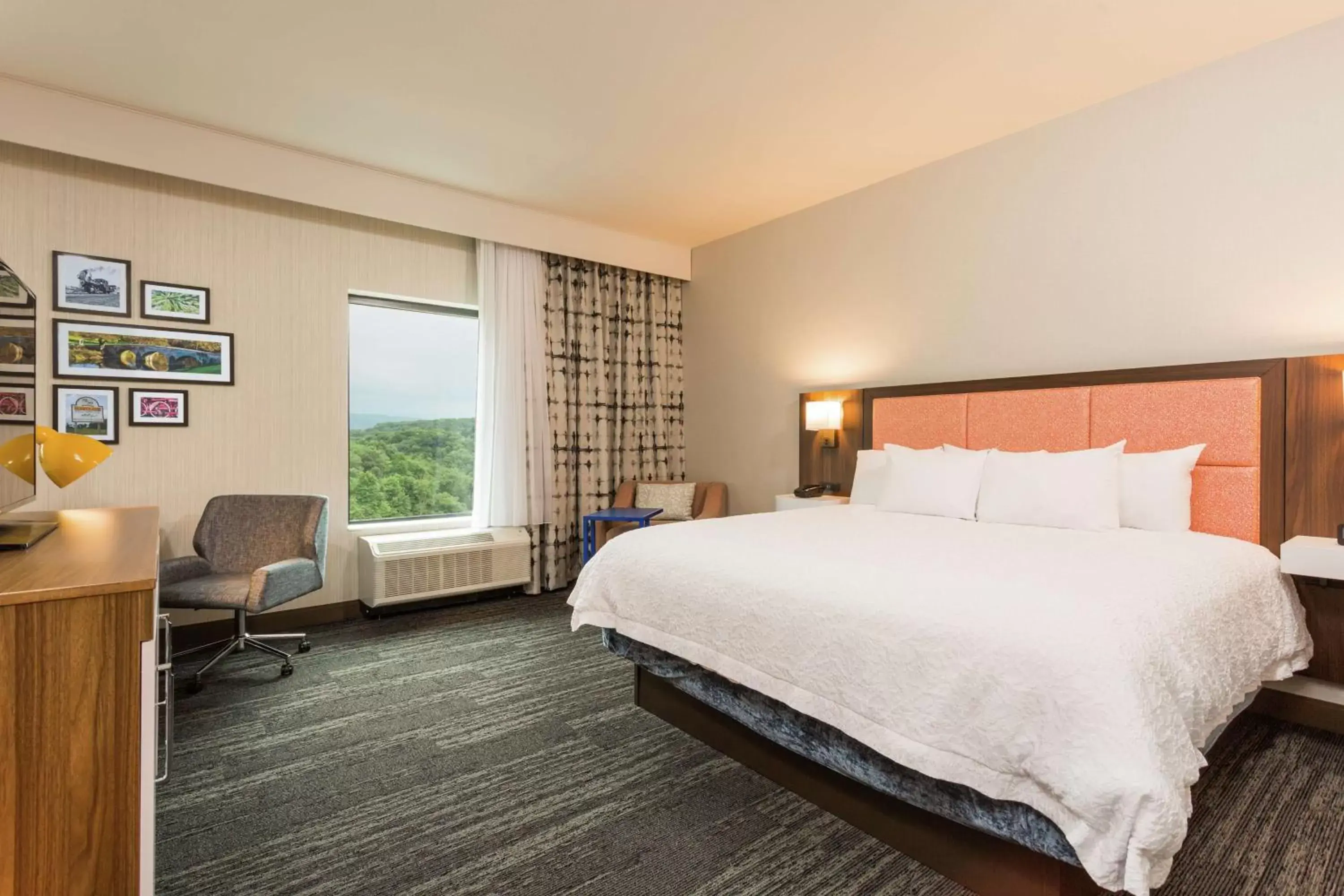 Bedroom, Bed in Hampton Inn Cumberland Bedroom, Bed in Hampton Inn Cumberland