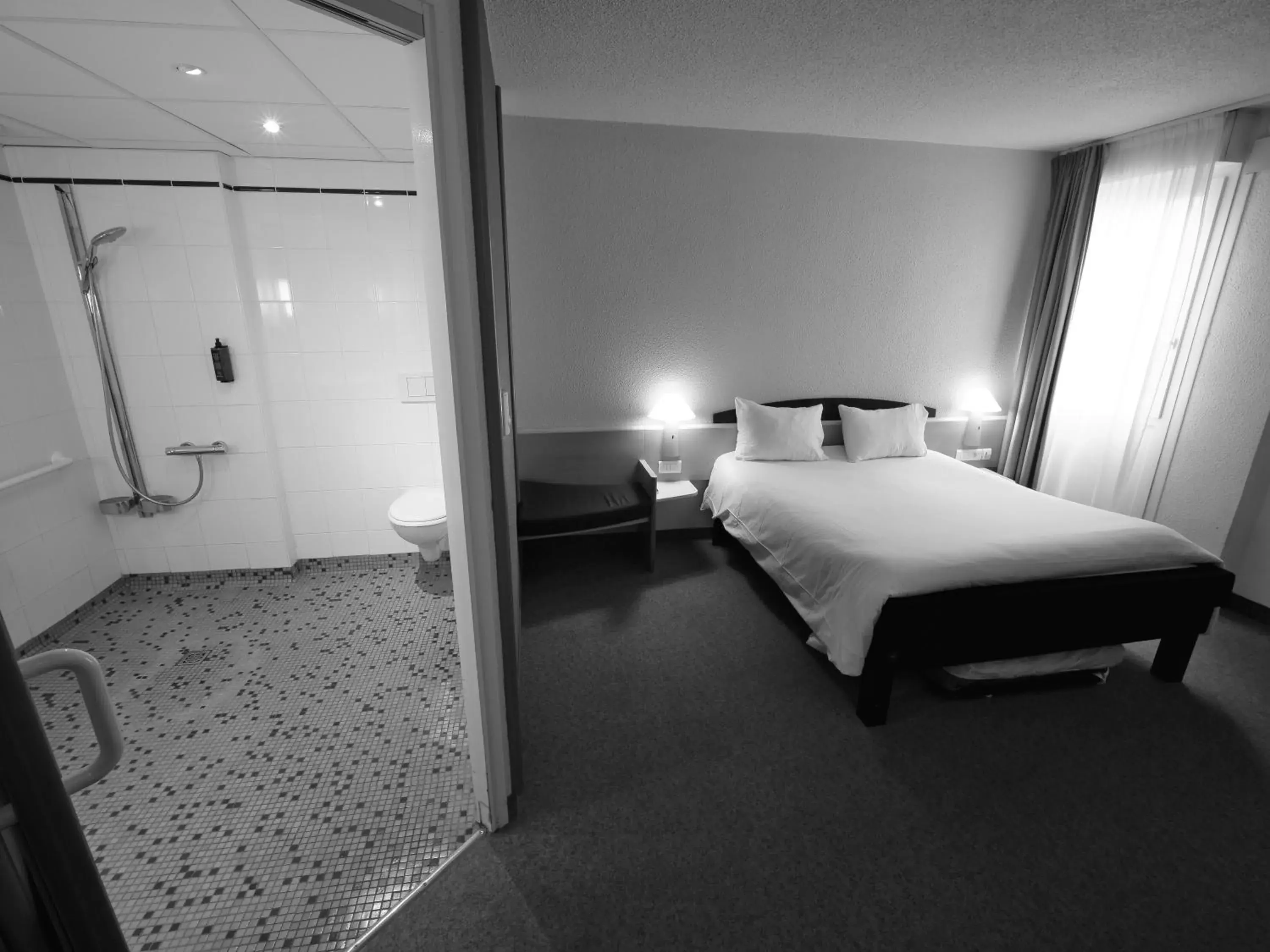 Photo of the whole room, Bathroom in ibis Chartres Ouest Luce