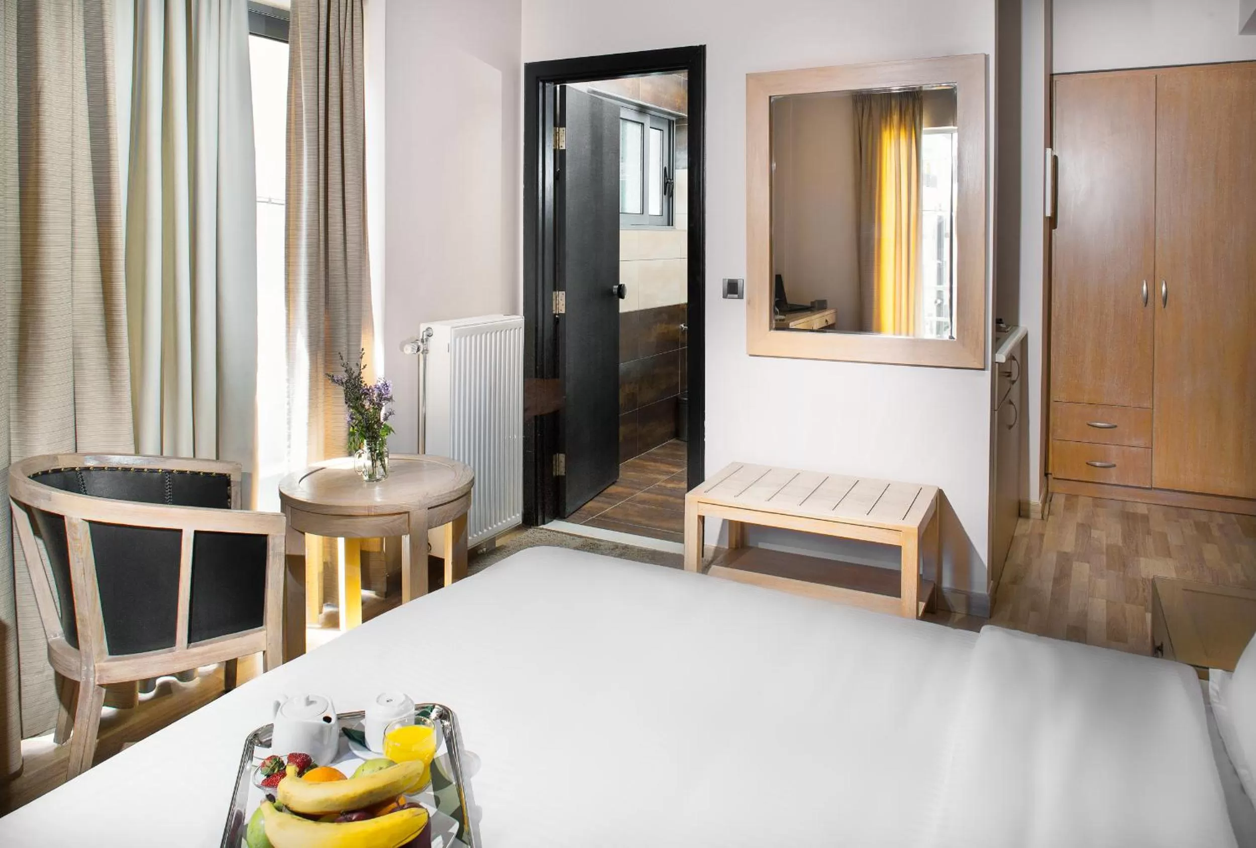 Photo of the whole room, Bed in Areos