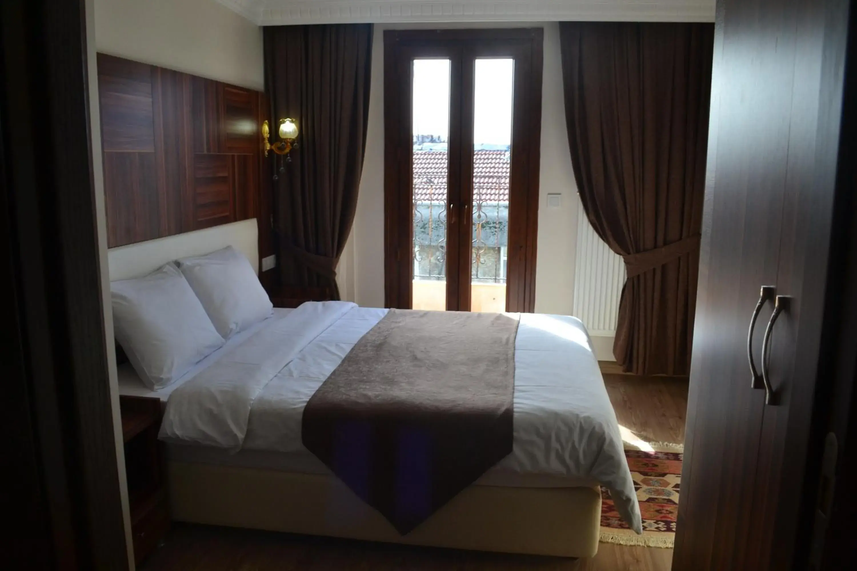 Balcony/Terrace, Bed in New Fatih Hotel
