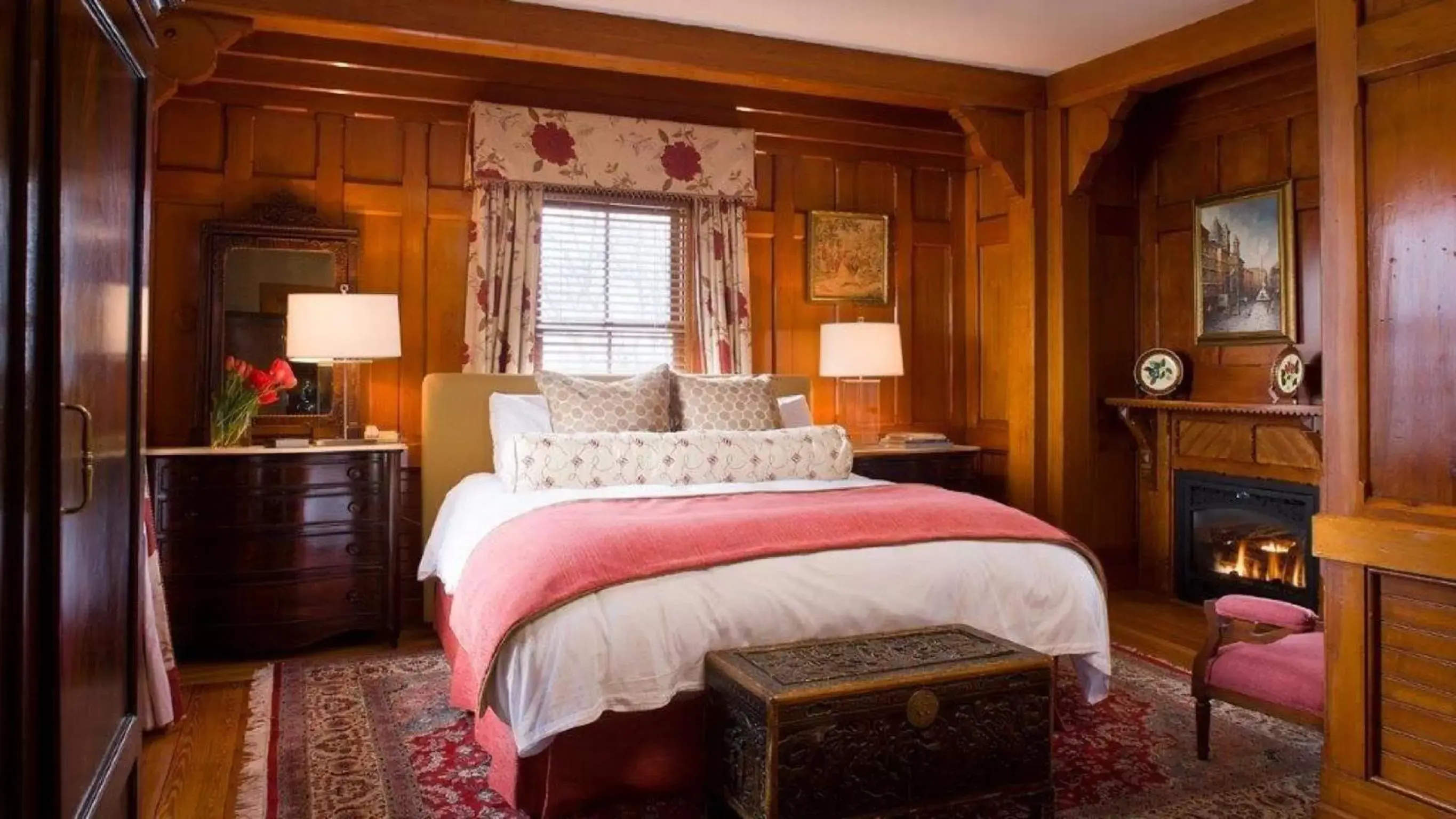 Photo of the whole room, Bed in Castle Hill Inn