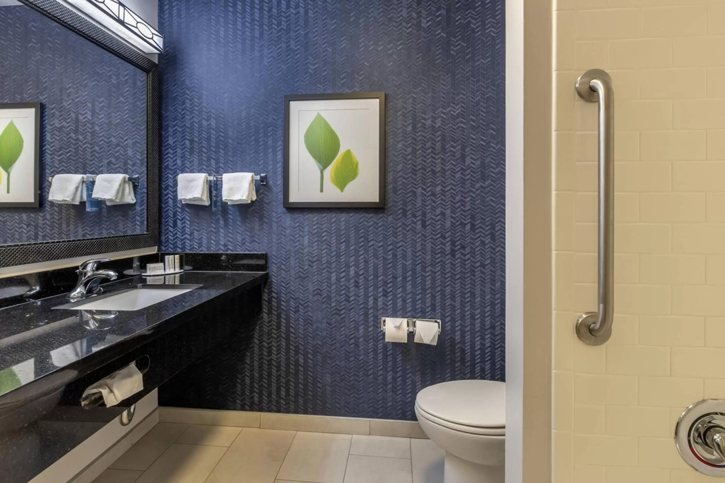 Bathroom in Fairfield Inn & Suites by Marriott Texarkana