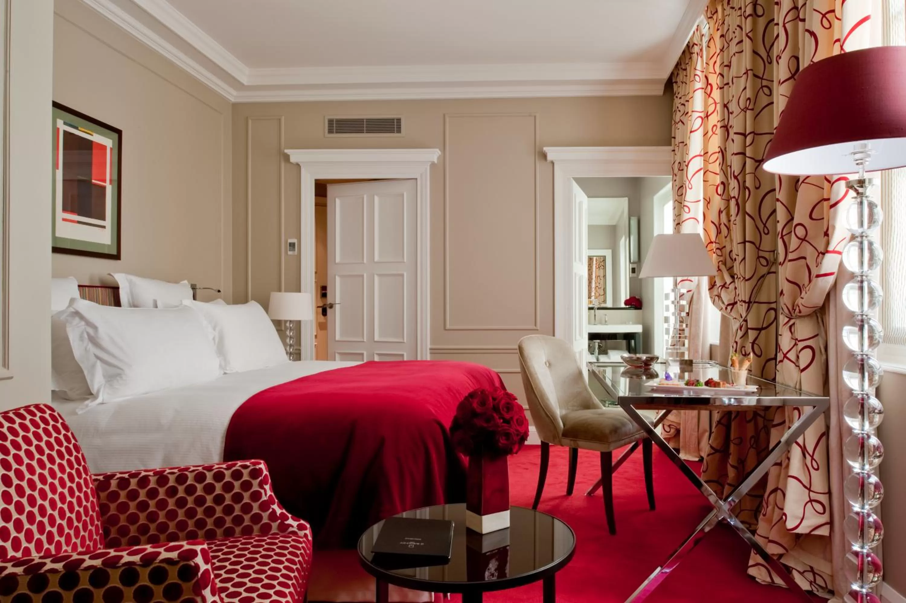 Photo of the whole room, Bed in Le Burgundy Paris