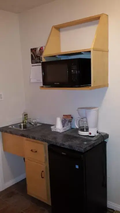 Kitchen or kitchenette, Kitchen/Kitchenette in New Country Motel