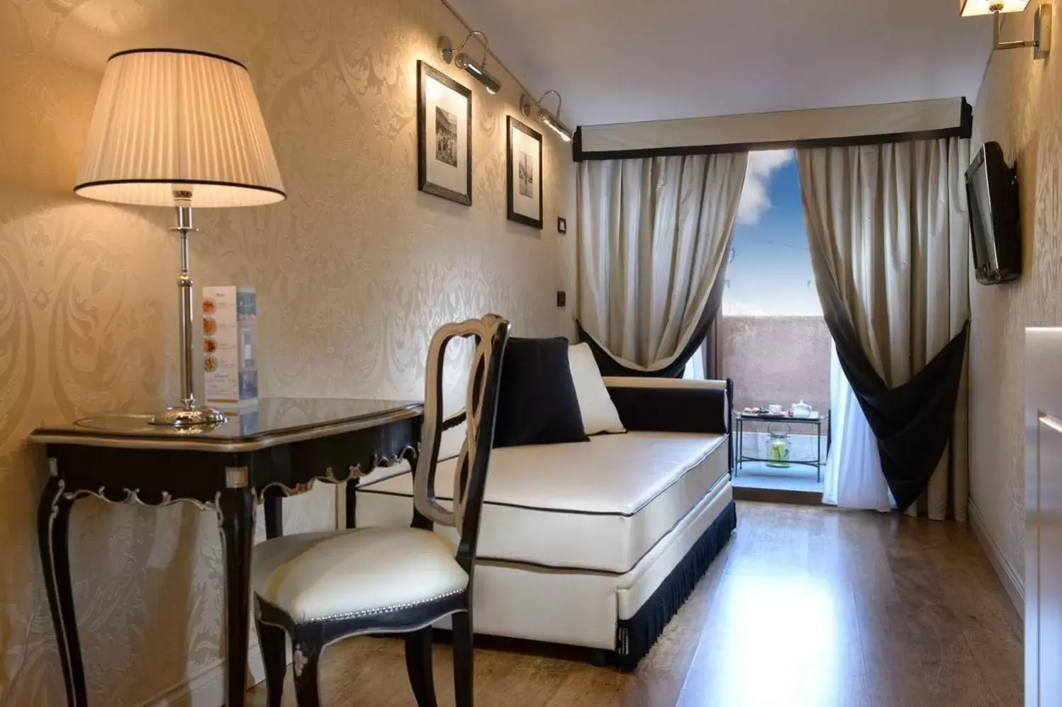 Living room, Seating Area in Hotel Olimpia Venice, BW Signature Collection