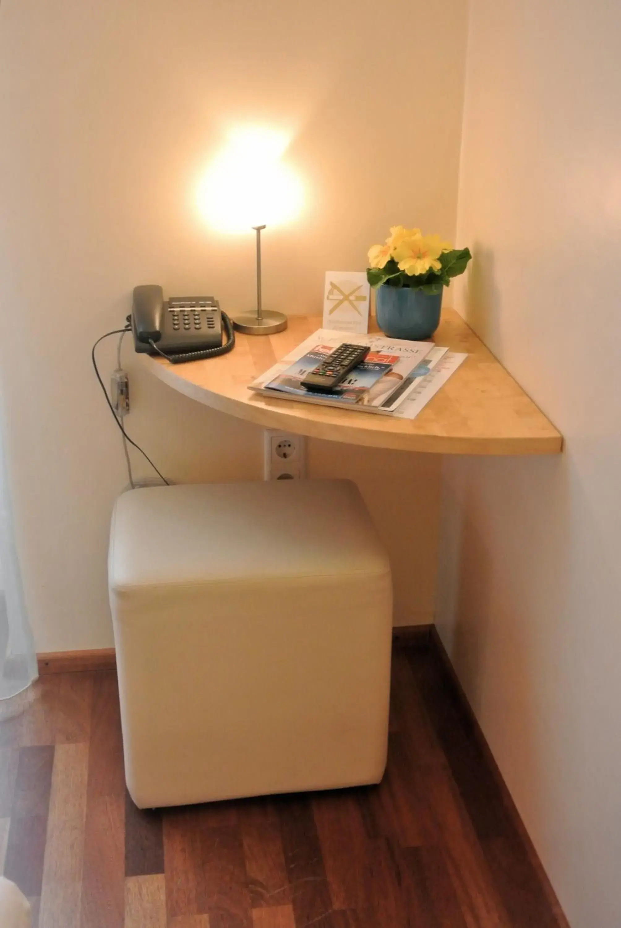 Seating area, Bathroom in Town Hotel Wiesbaden - kleines Privathotel mit Self-Check-In in Bestlage