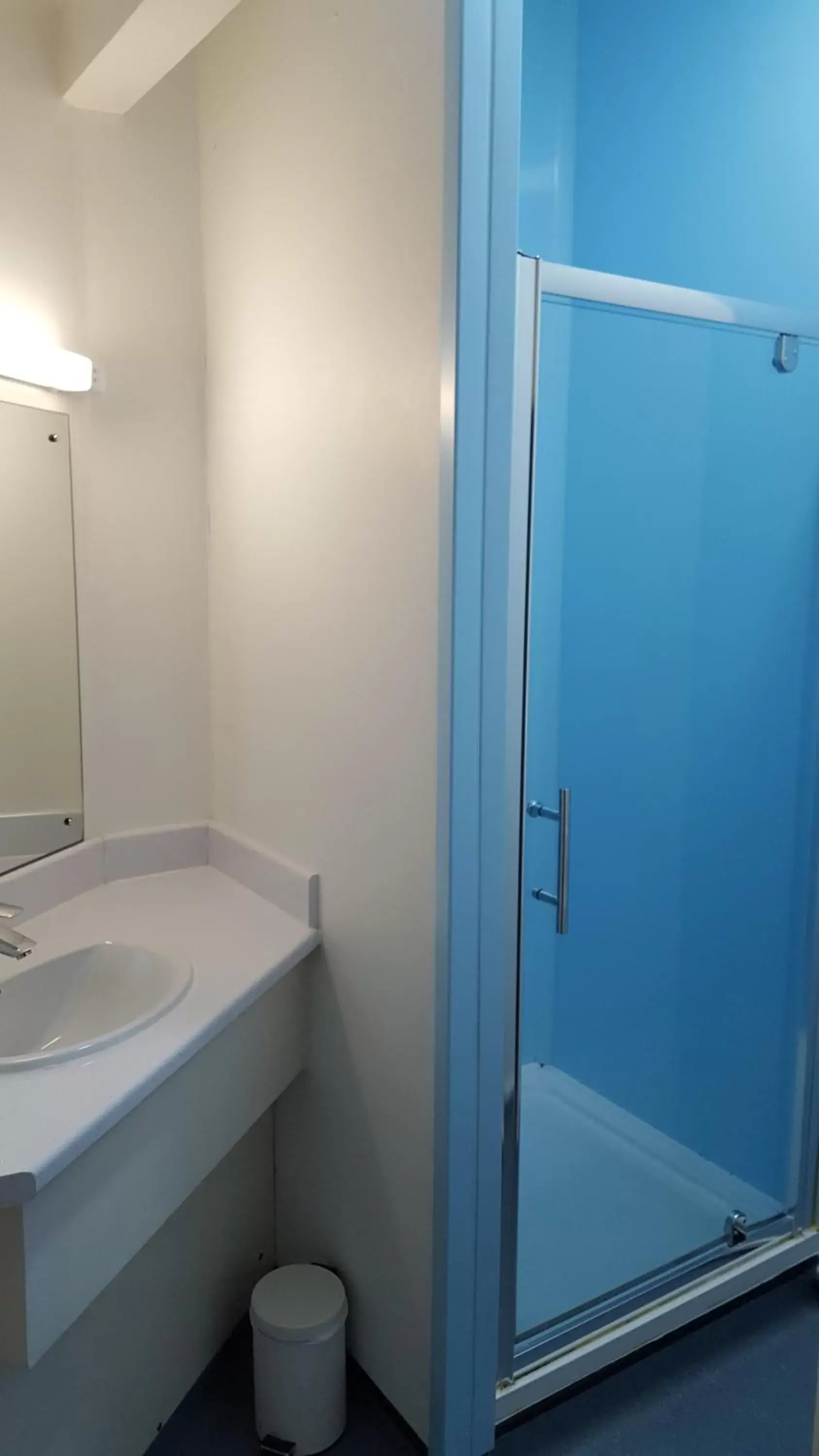Shower, Bathroom in Discovery Inn - Leeds